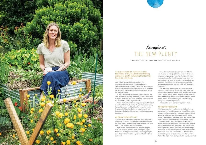 Alors que la surconsommation continue d'alimenter la crise climatique, nous rencontrons la conceptrice de bâtiments tasmanienne Jane Hilliard, qui claironne tranquillement l'idée que moins c'est en fait plus.