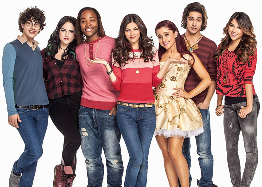 Brilhante Victoria Elenco se reúne por videochamada para comemorar 10