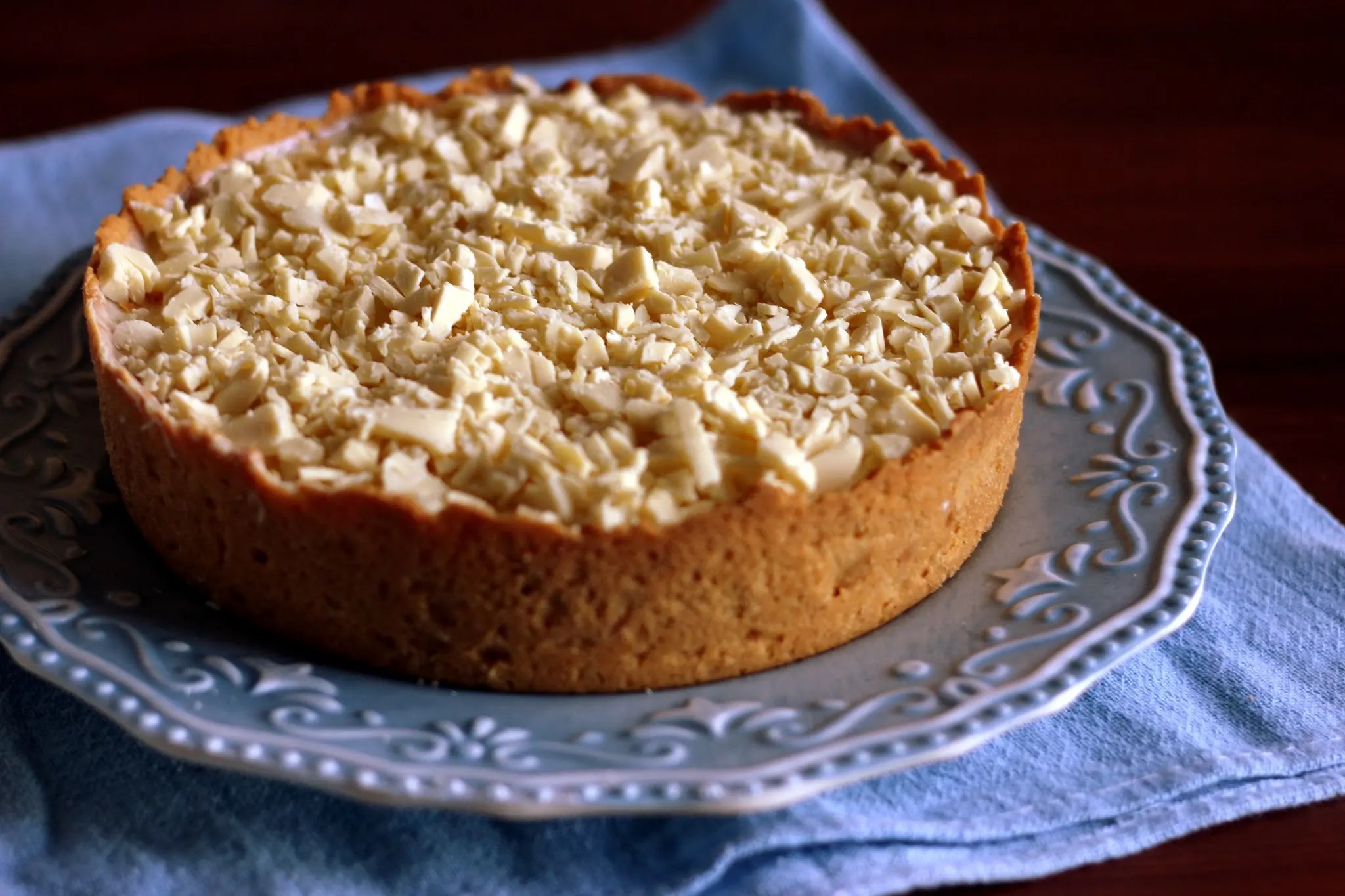 Torta de leite ninho com chocolate branco e massa de bolacha triturada