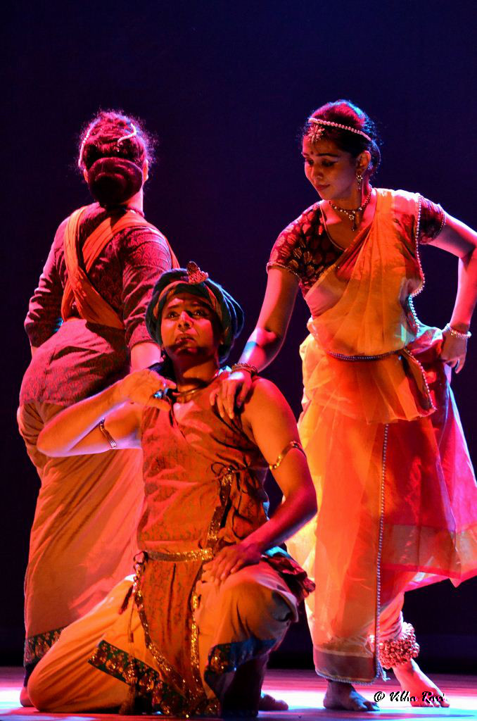 Meanwhile, Arjun hears of the warrior princess Chitrangada and wonders what she would be like