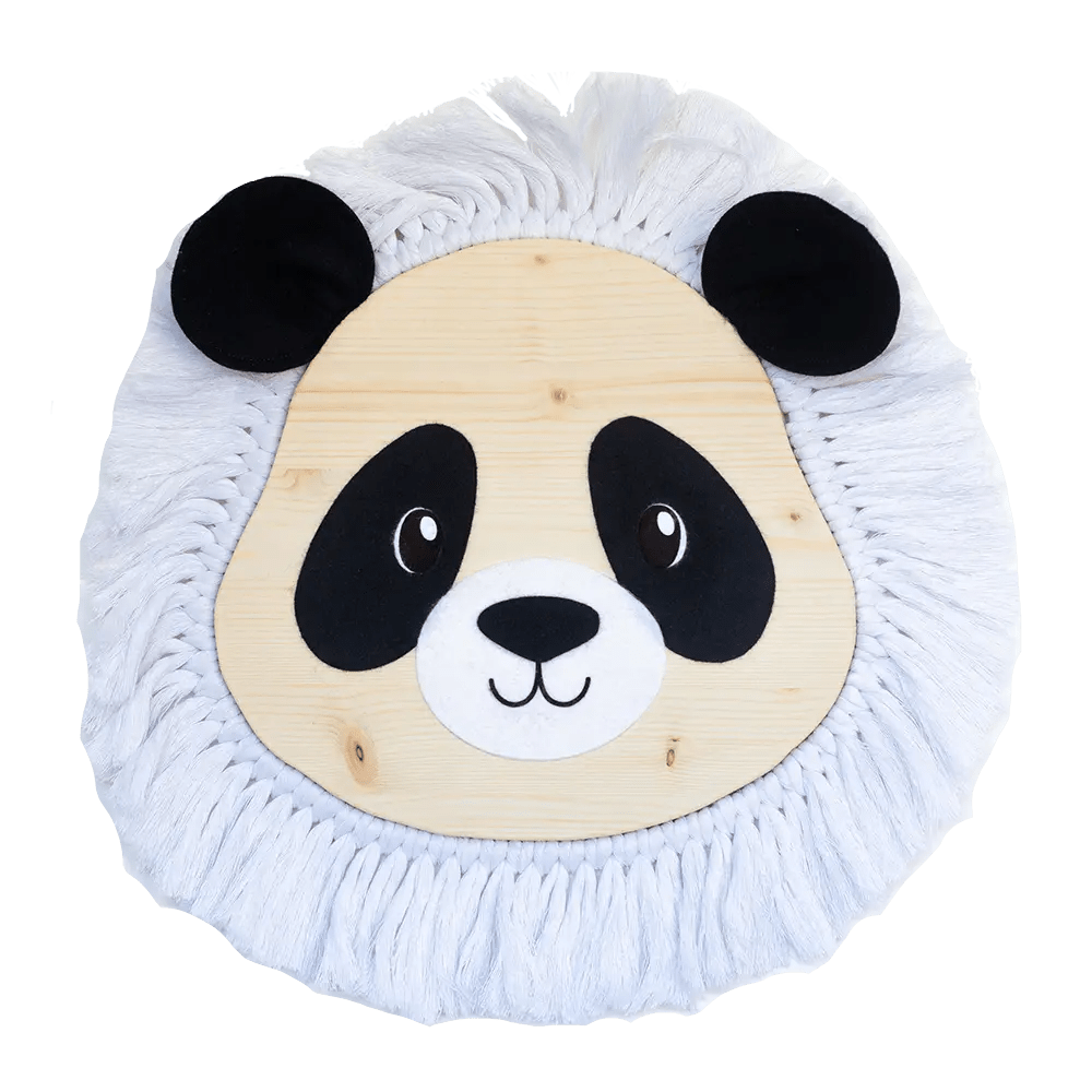 dierenkop van pixie & pippin, gemaakt van hout, macramegaren en vilt in de vorm van een panda. de panda heeft een vriendelijk gezichtje, met zwarte vlekken bij zijn ogen, een wit mondstuk en een zwart neusje. de oortjes zijn ook zwart. om de contouren van zijn gezicht zit macramegaren bevestigd in een witte kleur.
