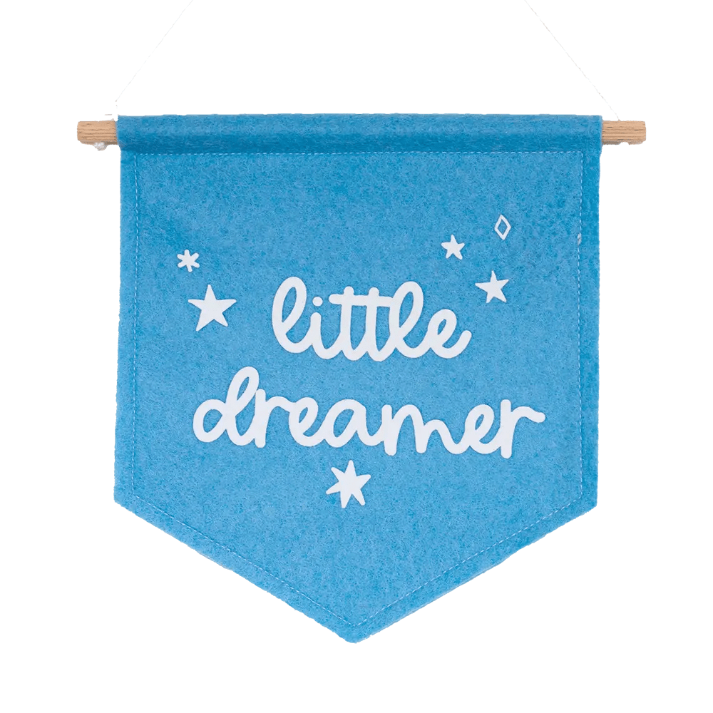een vilten vlaggetje met een houten stokje. het vlaggetje is lichtblauw en heeft een punt als onderkant. op het vlaggetje staat in een handgeschreven, witte tekst de tekst: 'little dreamer'. om de tekst staan allerlei verschillende sterretjes afgebeeld