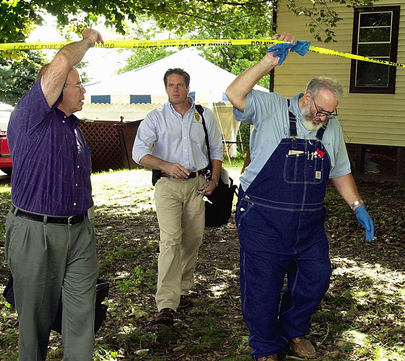 Bill Rothstein, having turned state’s evidence, helps the Erie police at Marjorie Diehl-Armstrong’s house on September 23, 2003. Rothstein would die of cancer in 2004, before he could be indicted in the pizza bomber case. RICH FORSGREN/ERIE TIMES-NEWS