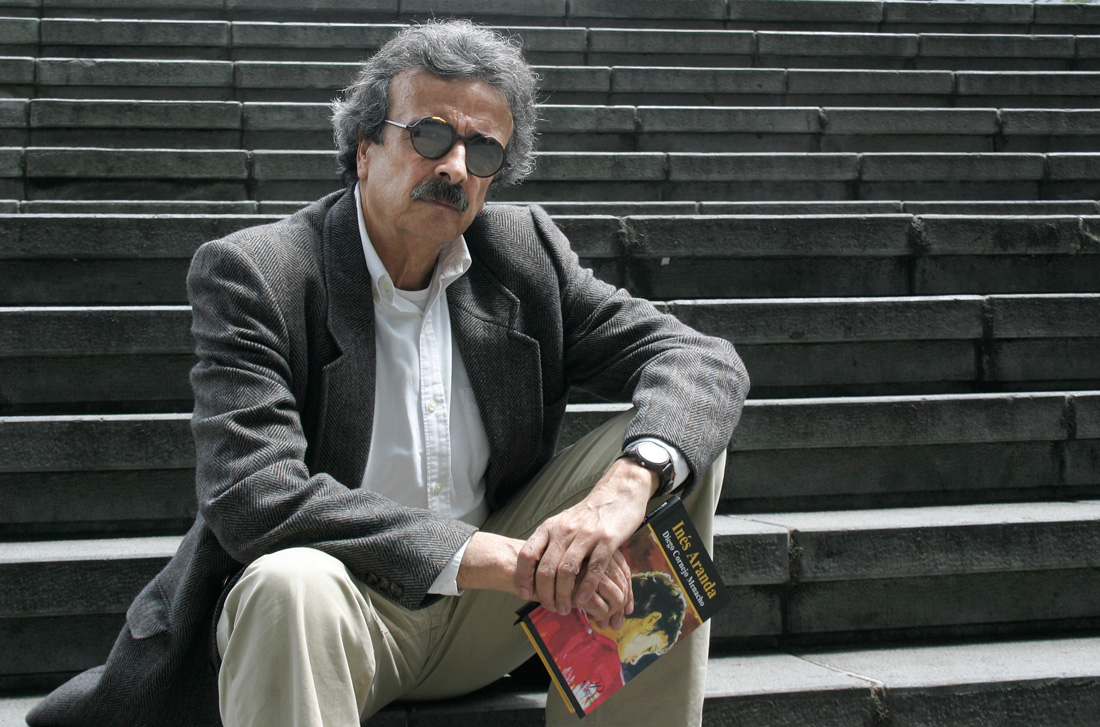 Diego Cornejo al pie de las escalinatas del World Trade Center de Quito, donde queda la Asociación de Editores de Periódicos. El escritor es su director ejecutivo.