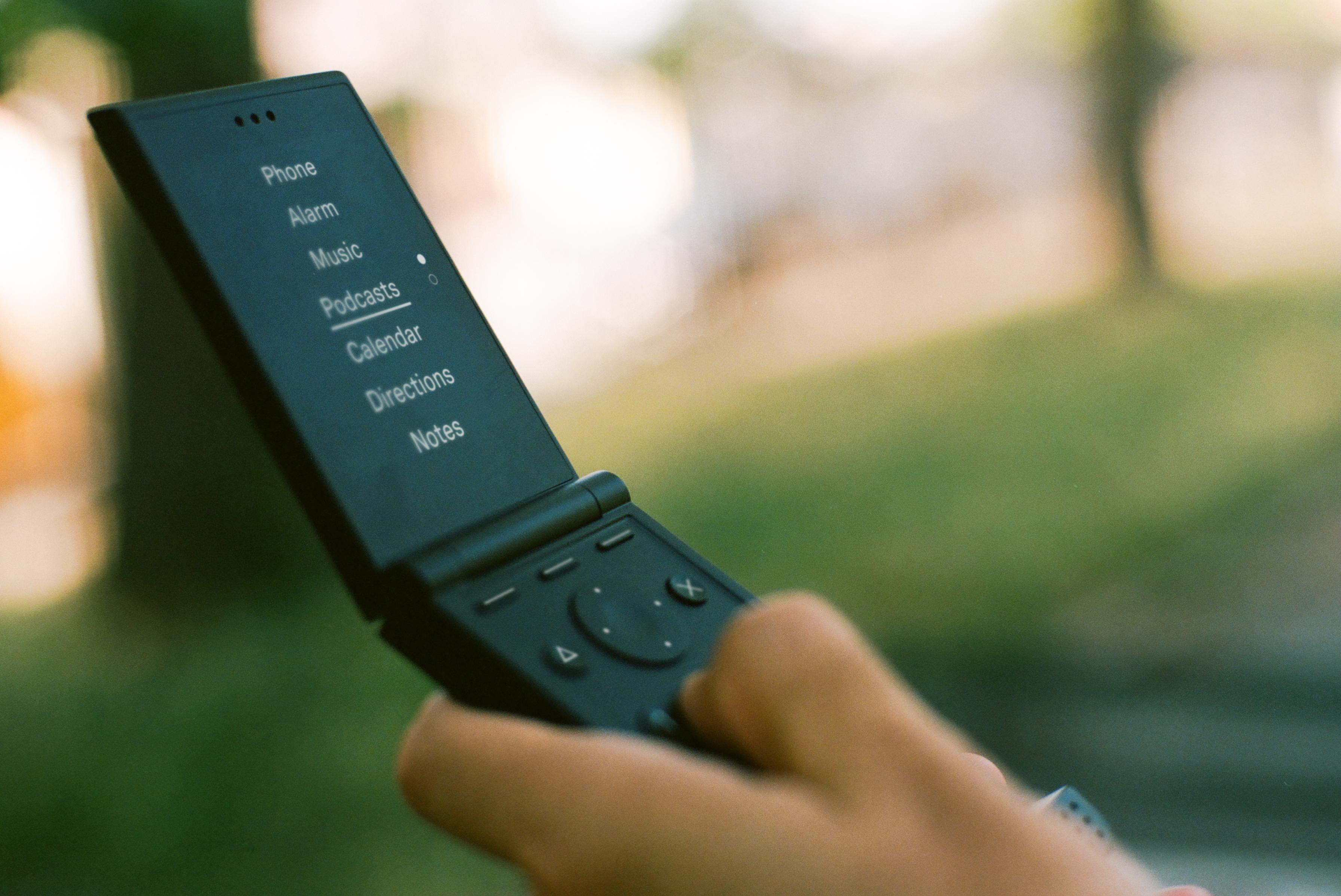 The Light Flip Review: A Minimalist Flip Phone That Isn’t a Smartphone (2024) (2026)