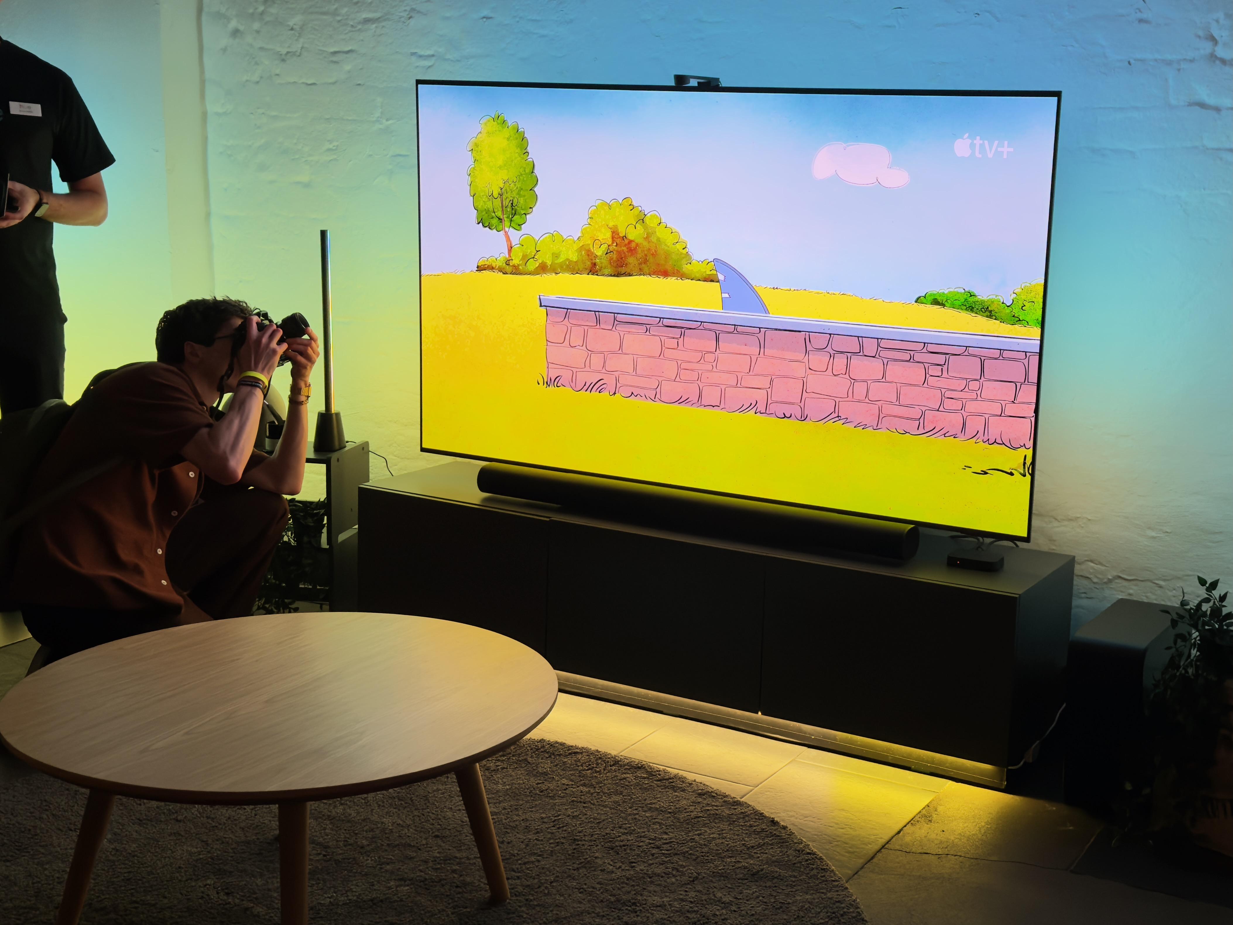 Philips Hue introduce opțiuni mai accesibile pentru sincronizarea luminilor inteligente cu televizorul tău.