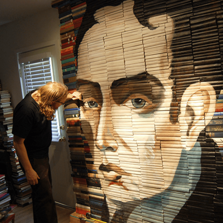 Yasemin karakaya tuval yerine ayakkabıların üzerine resim yapıyor. RAFTAKİ KİTAPLARIN ÜZERİNE HARİKA RESİMLER - playtuşu