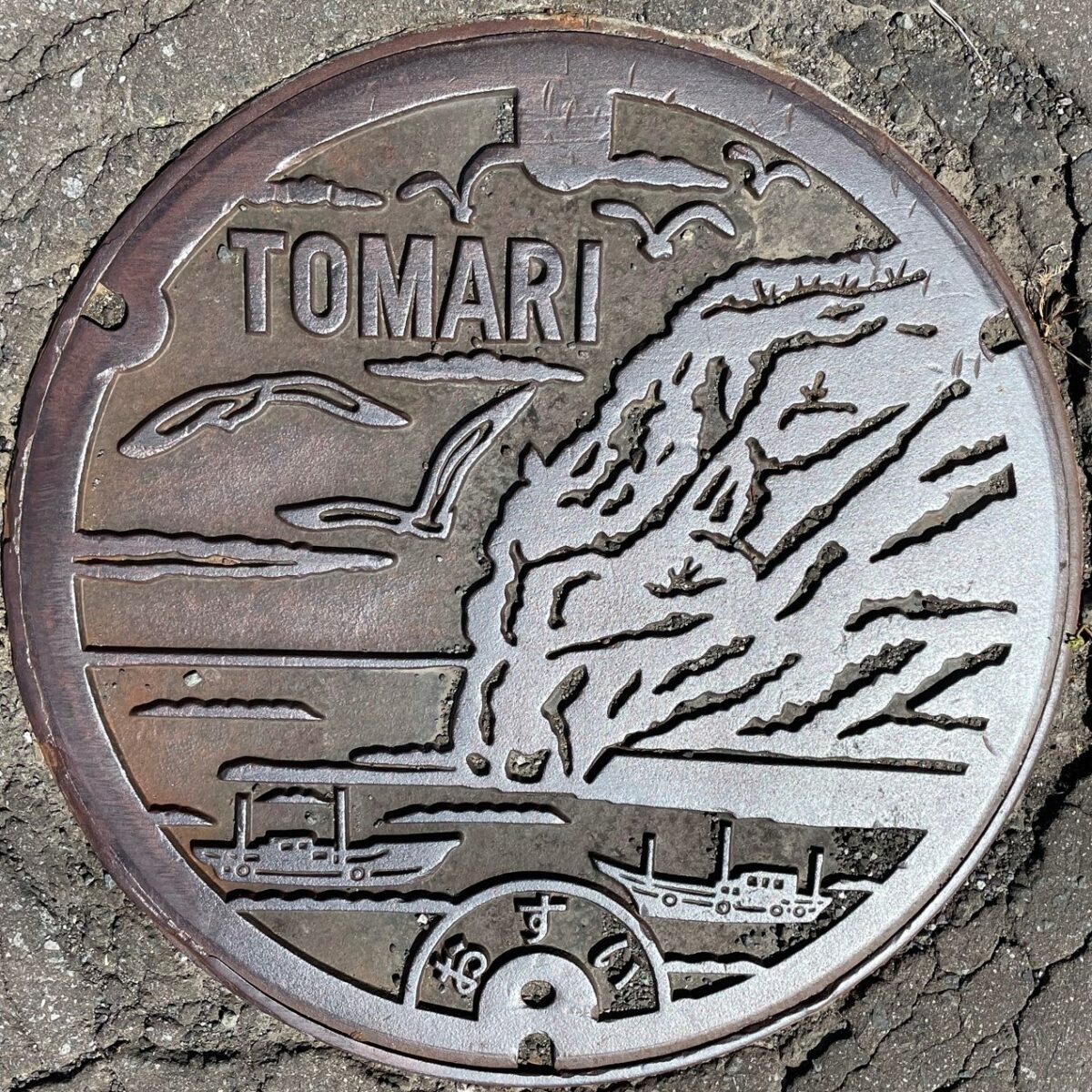 泊村　マンホール