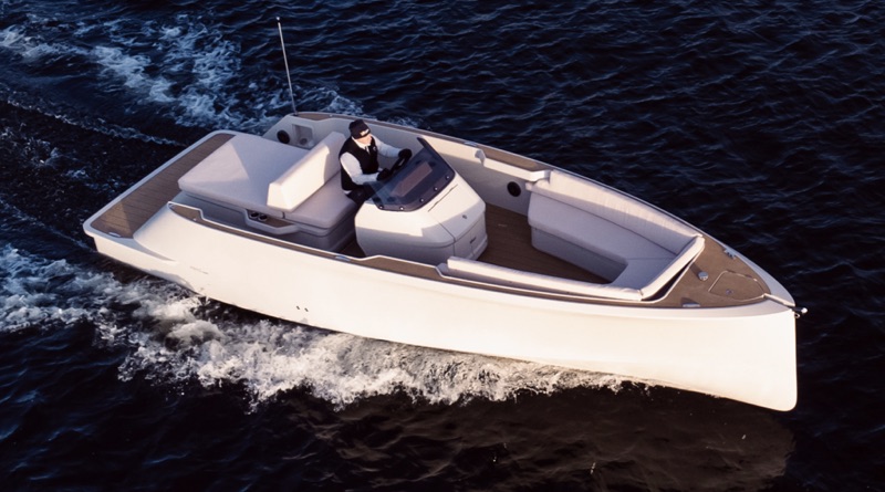 The F800 from new electric boat builder ESEA. Their philosophy is in their name. - Plugboats