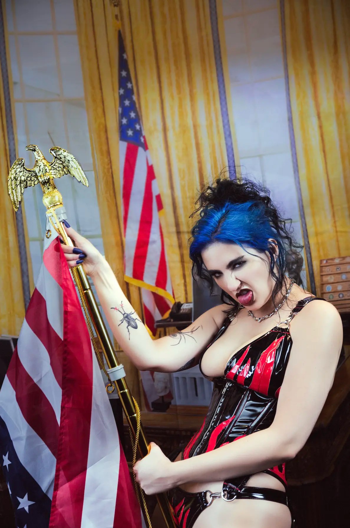 ⚡Candi Carpenter: lançou ontem seu novo single “American God”.