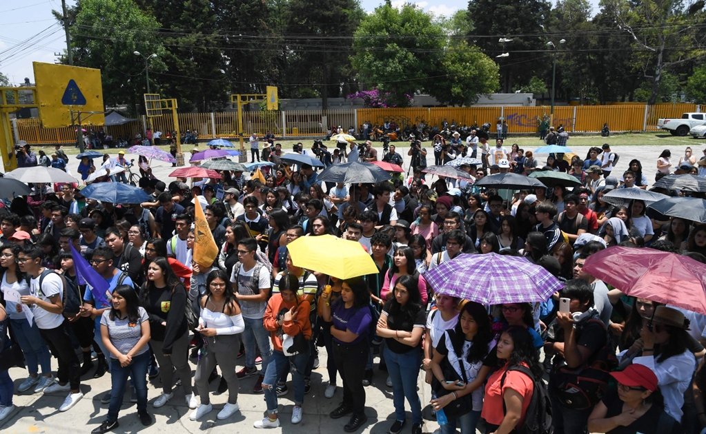 Marcha hacia Rectoria por la muerte de Aideé