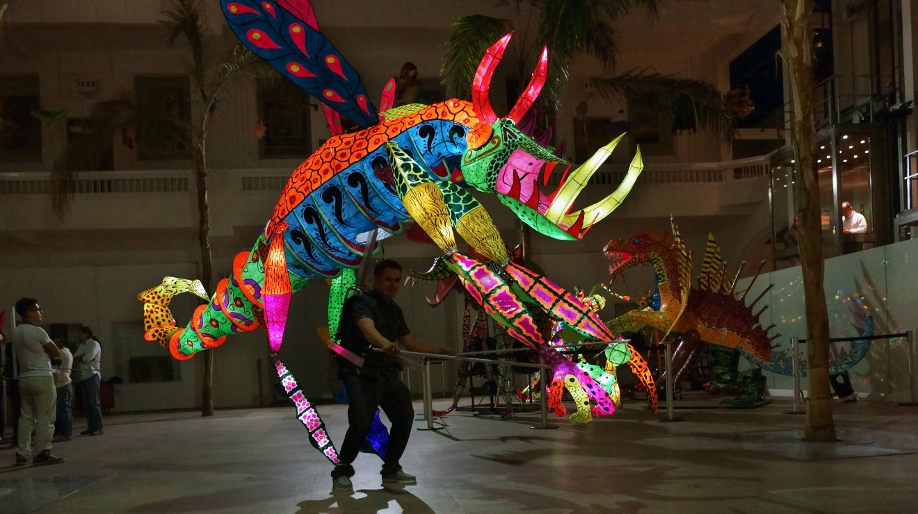 Alebrijes iluminados en la noche de museos de la CDMX