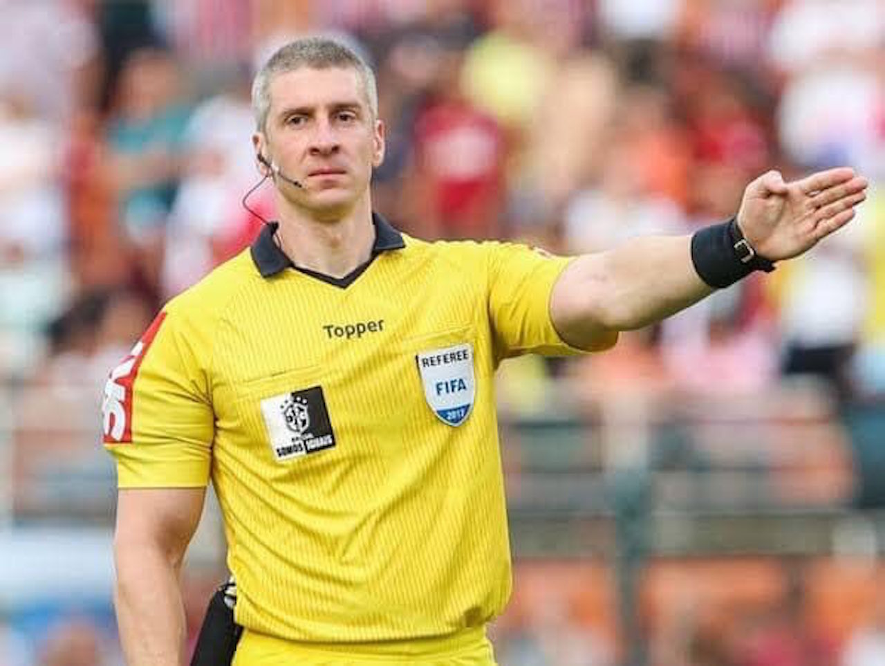 Árbitro detiene partido hasta que porra deje de hacer canto