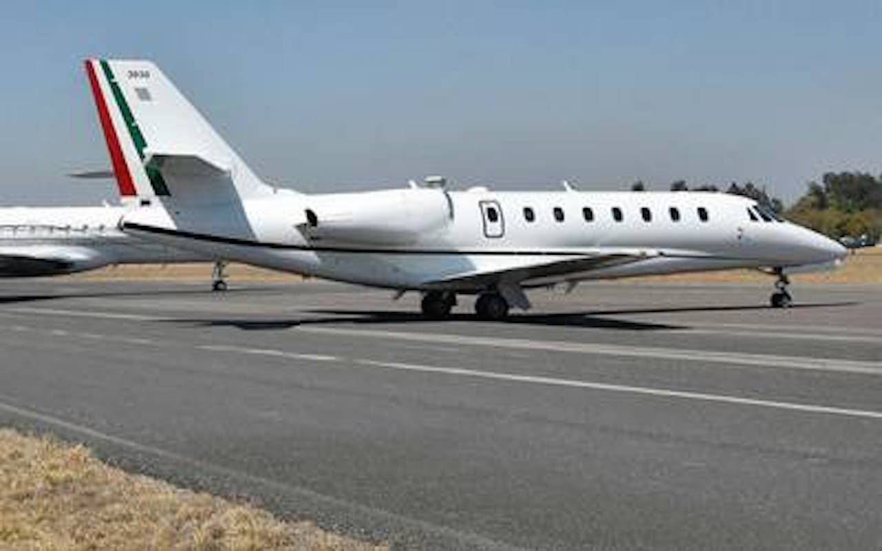 Avión de Pemex contra huachicoleo terminó como taxi aéreo