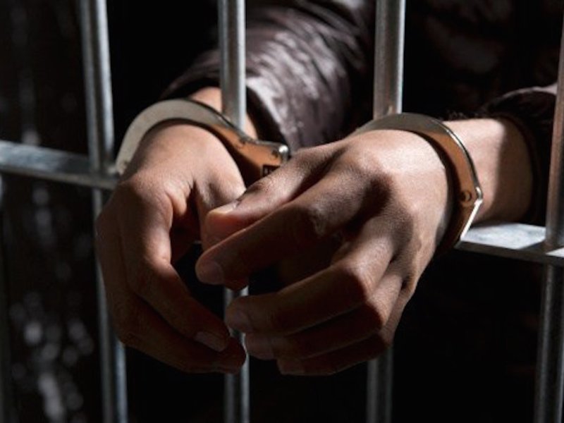 Detienen a un policia por presunta violacion al interior de la pgj