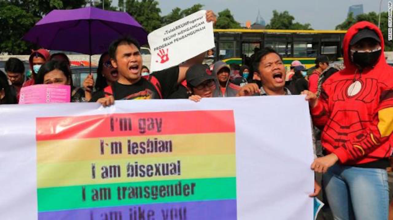 Indonesia por aprobar una ley que criminalizaría el sexo antes del matrimonio y la comunidades LGBT