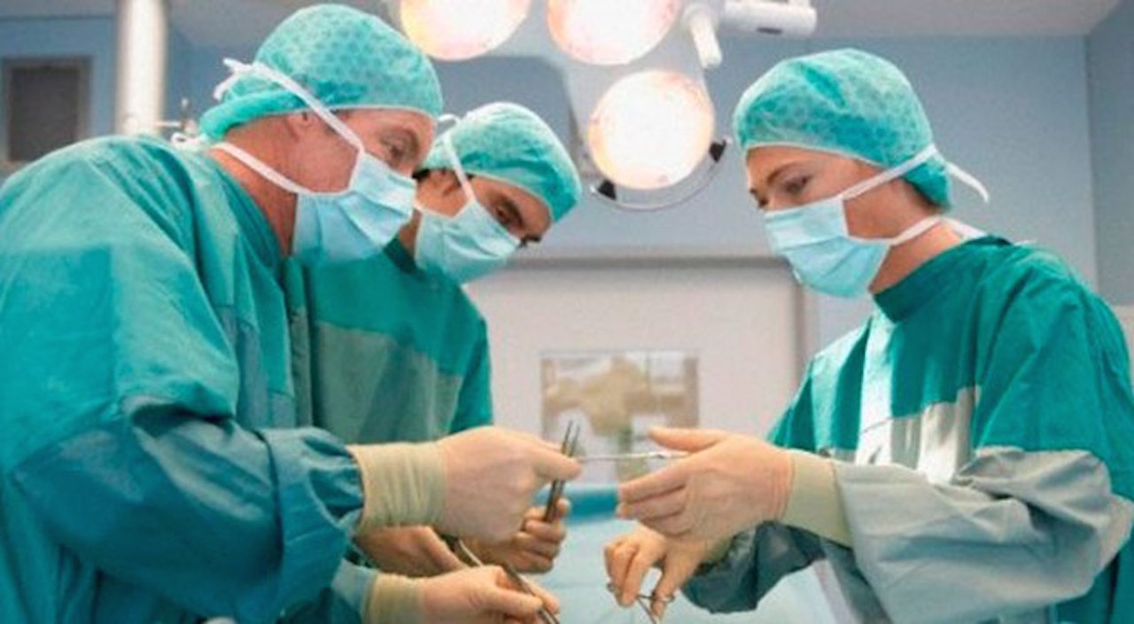 Durante el parto médico confundió la placenta con útero, mata paciente