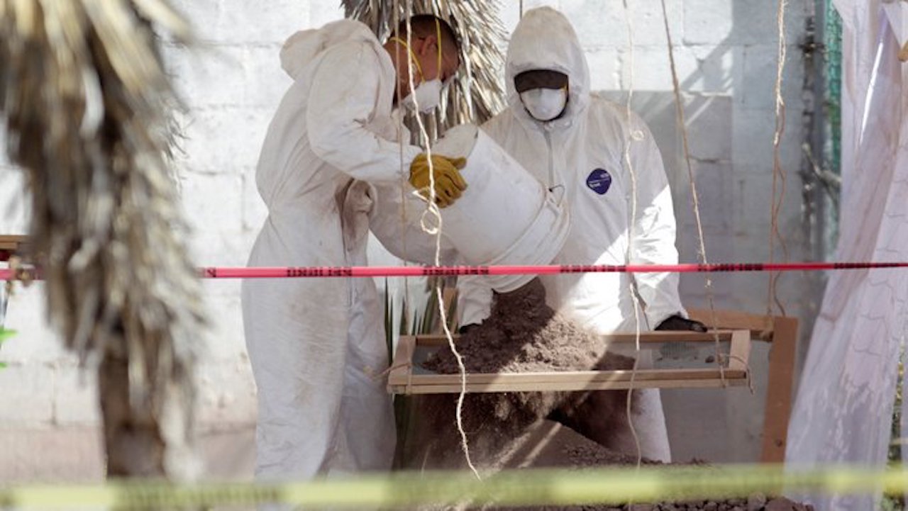 En México se entregan cuerpos equivocados ¿hay una crisis forense? (imagen: Trabajadores forenses son fotografiados cerca de una fosa común durante una exhumación en Saltillo, México, en noviembre de 2019
