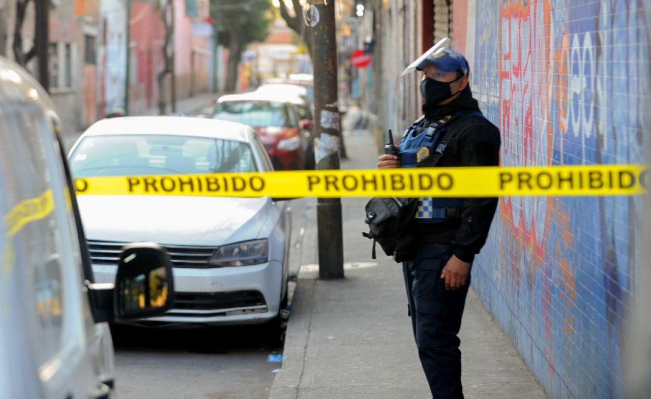 Policía y ex reo se enfrentan en Álvaro Obregón