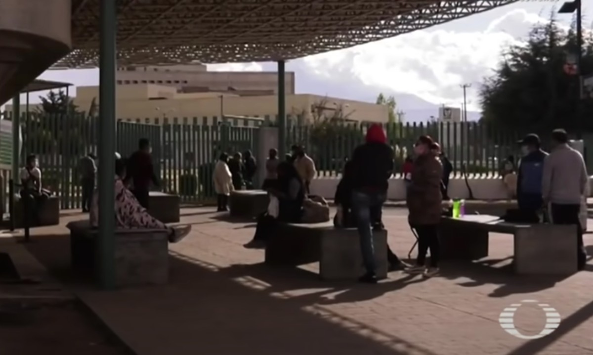 Toluca: médicos atienden a enfermos de Covid en la calle, los hospitales están saturados