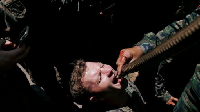 Militares que beben sangre de animales podrían causar una nueva pandemia