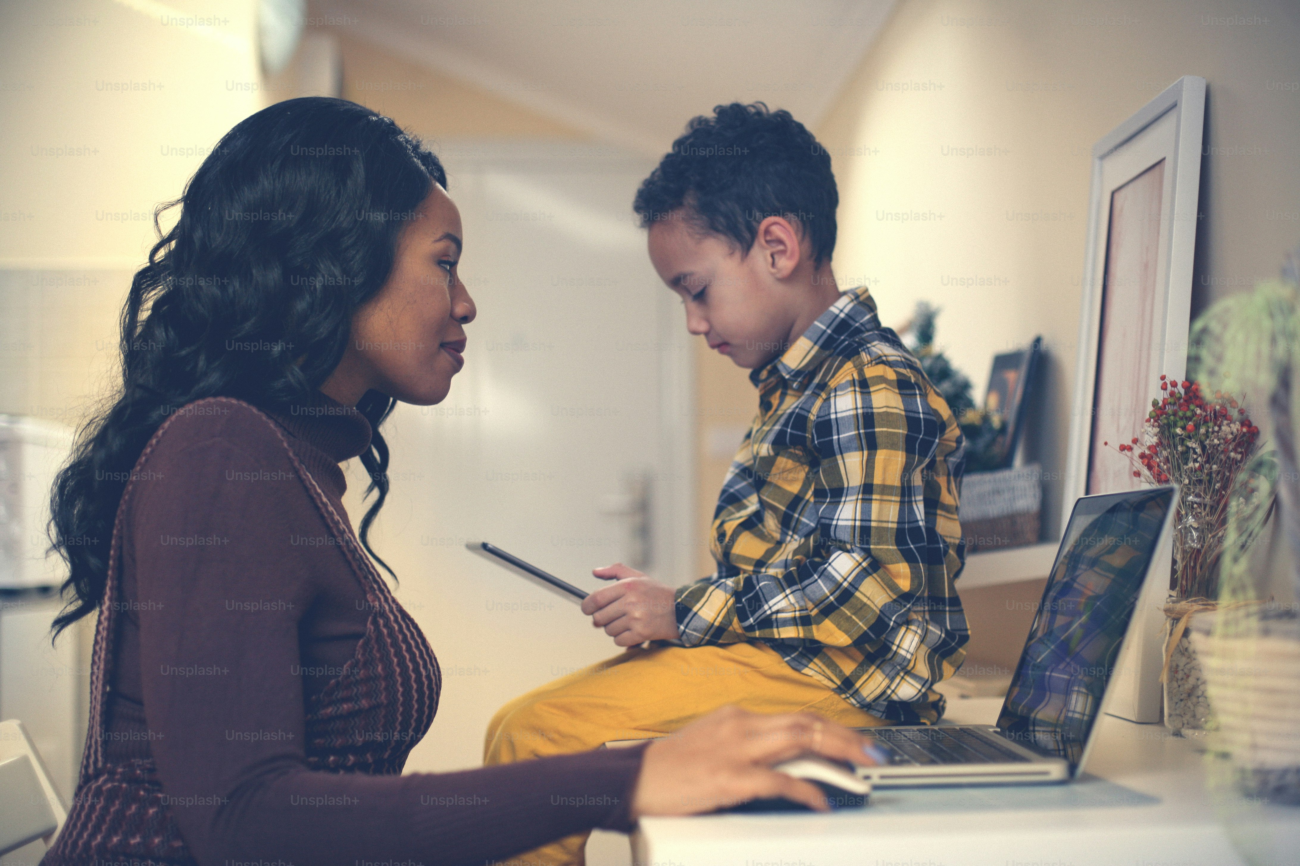 Madre E Hijo Usando Una Computadora Port Til Moderna Foto Premium - Gorgeous Retina Gradient Images | Free Download