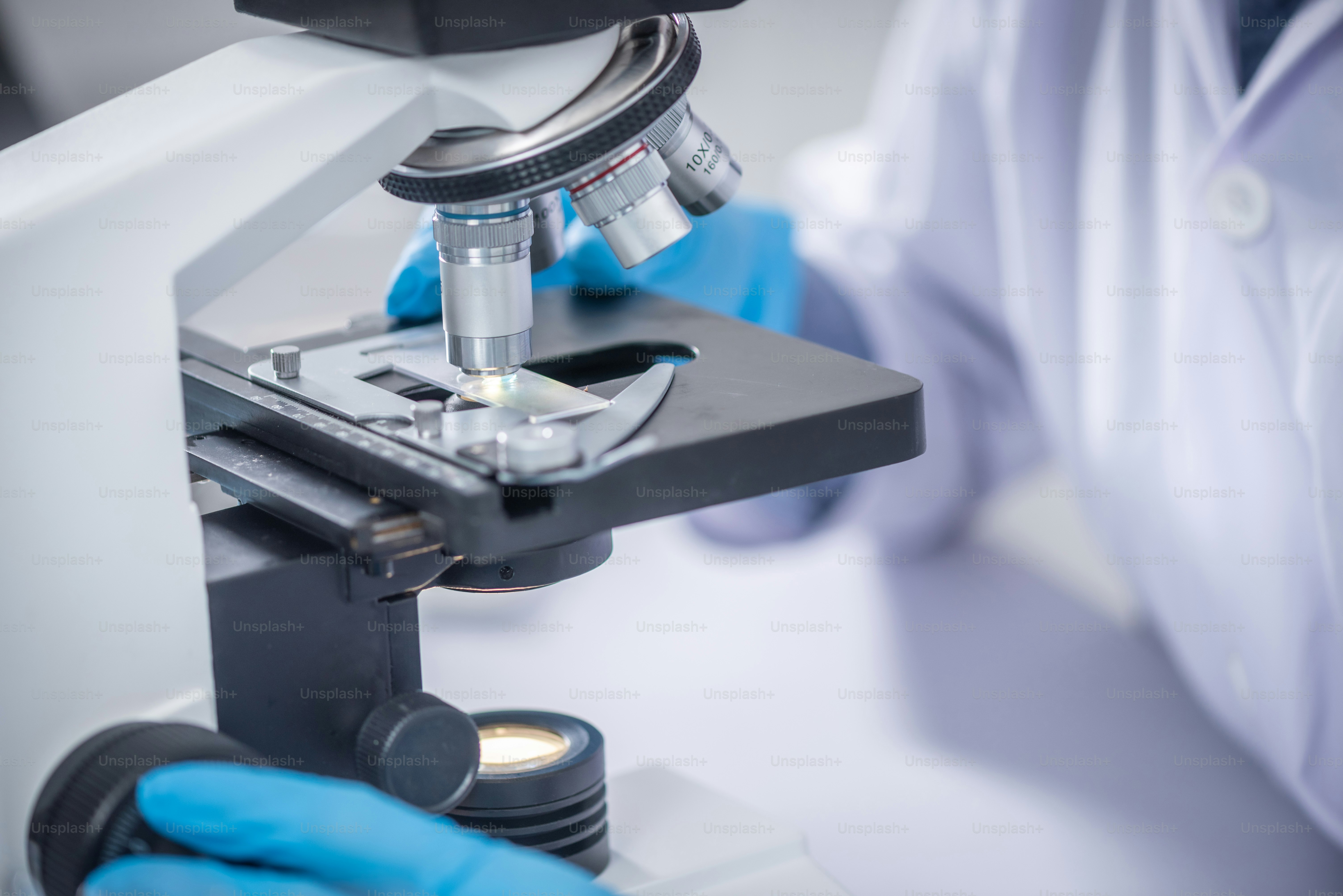 Microscopio En La Investigaci N De Desarrollo De Laboratorio Limpie - Gradient Design Collection - Ultra HD Quality