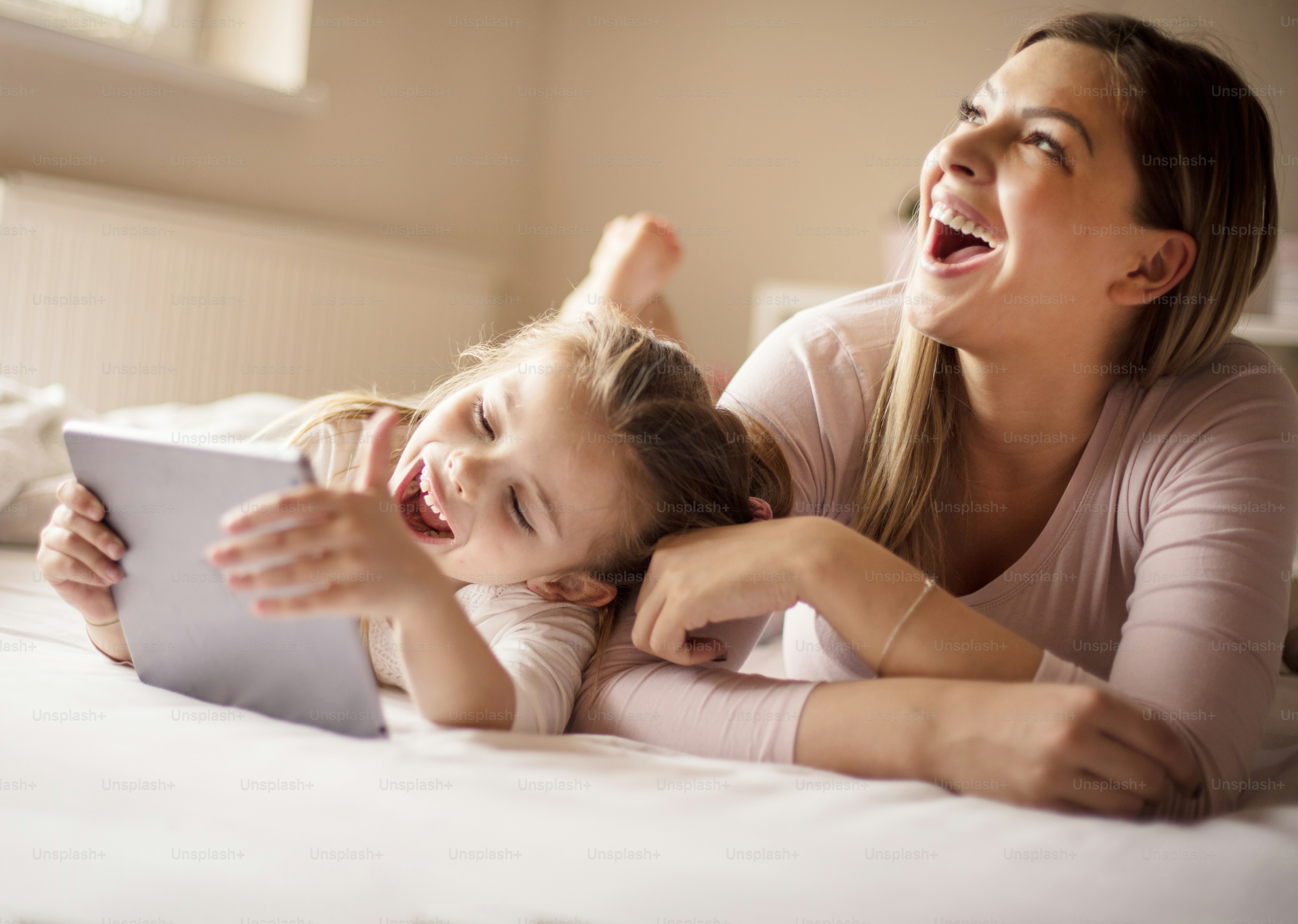 Madre E Hija Usando Tableta Digital 2023 - Premium Dark Texture Gallery - Retina