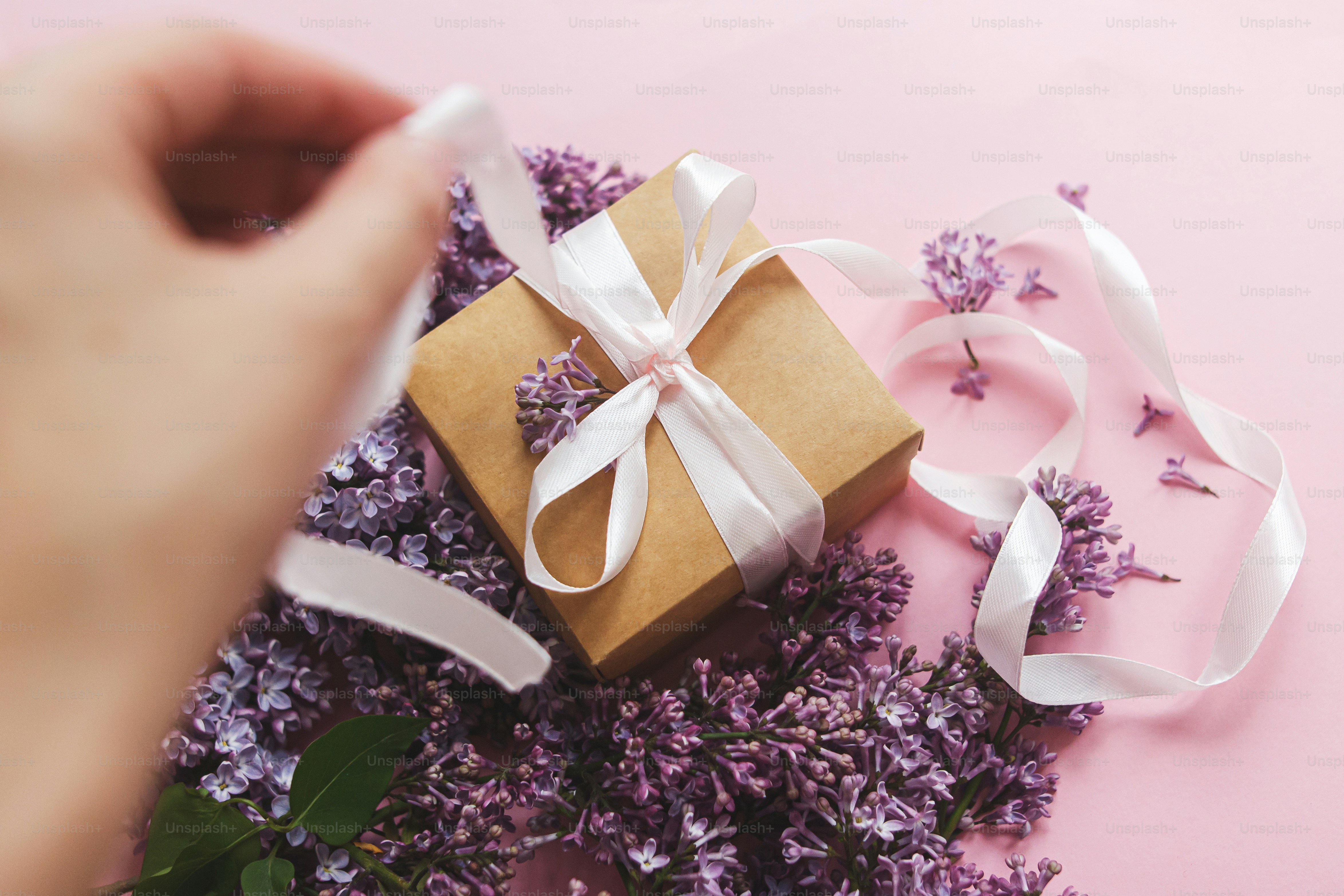 Caja De Regalo Simple Con Cinta Y Hermoso Ramo De Lilas Y Rosas Plano - Ultra HD Abstract Wallpaper - Full HD