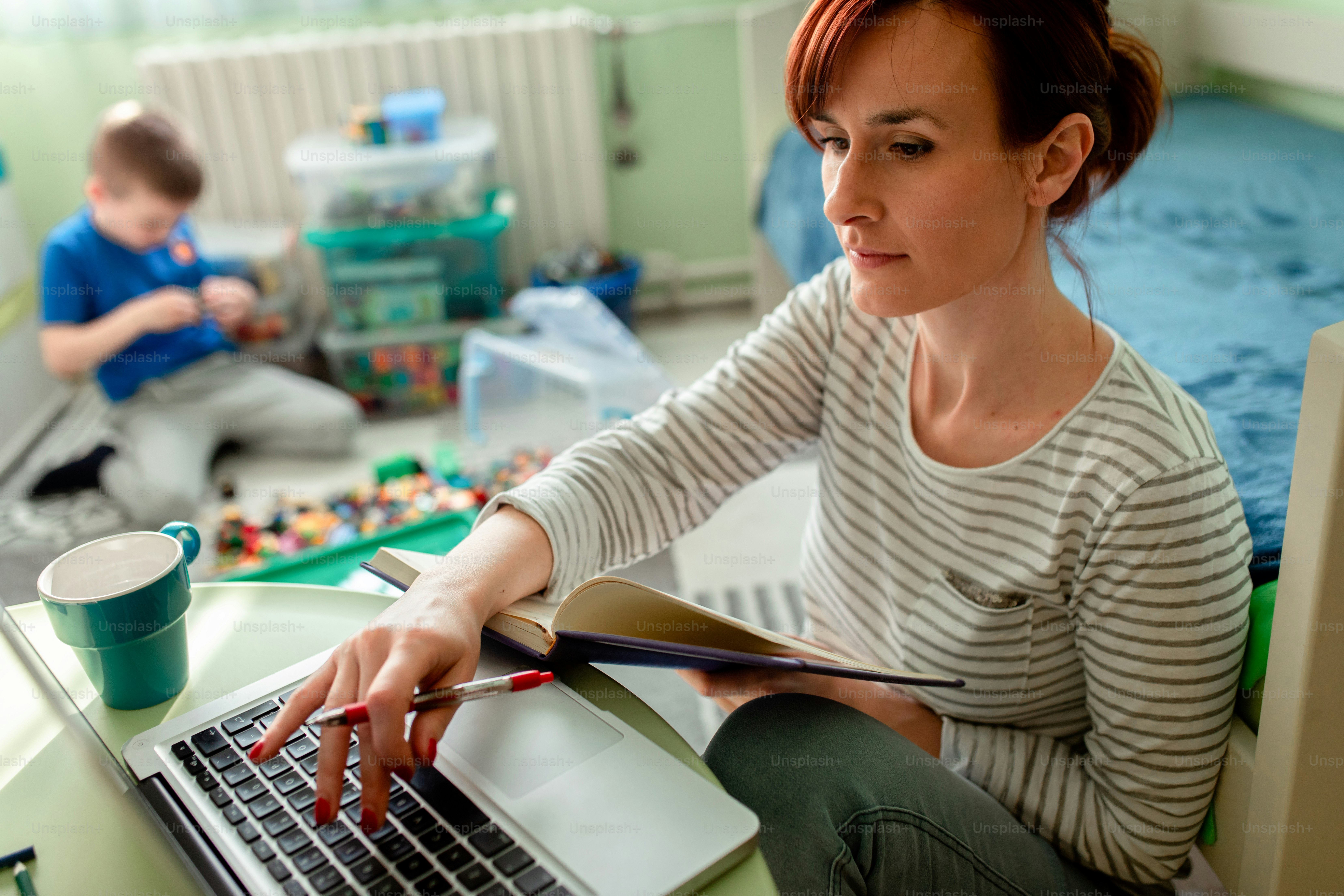 Madre Que Cuida Que Ense A A Su Hijo A Salvar Imagen De Archivo - Download Perfect Abstract Wallpaper | High Resolution