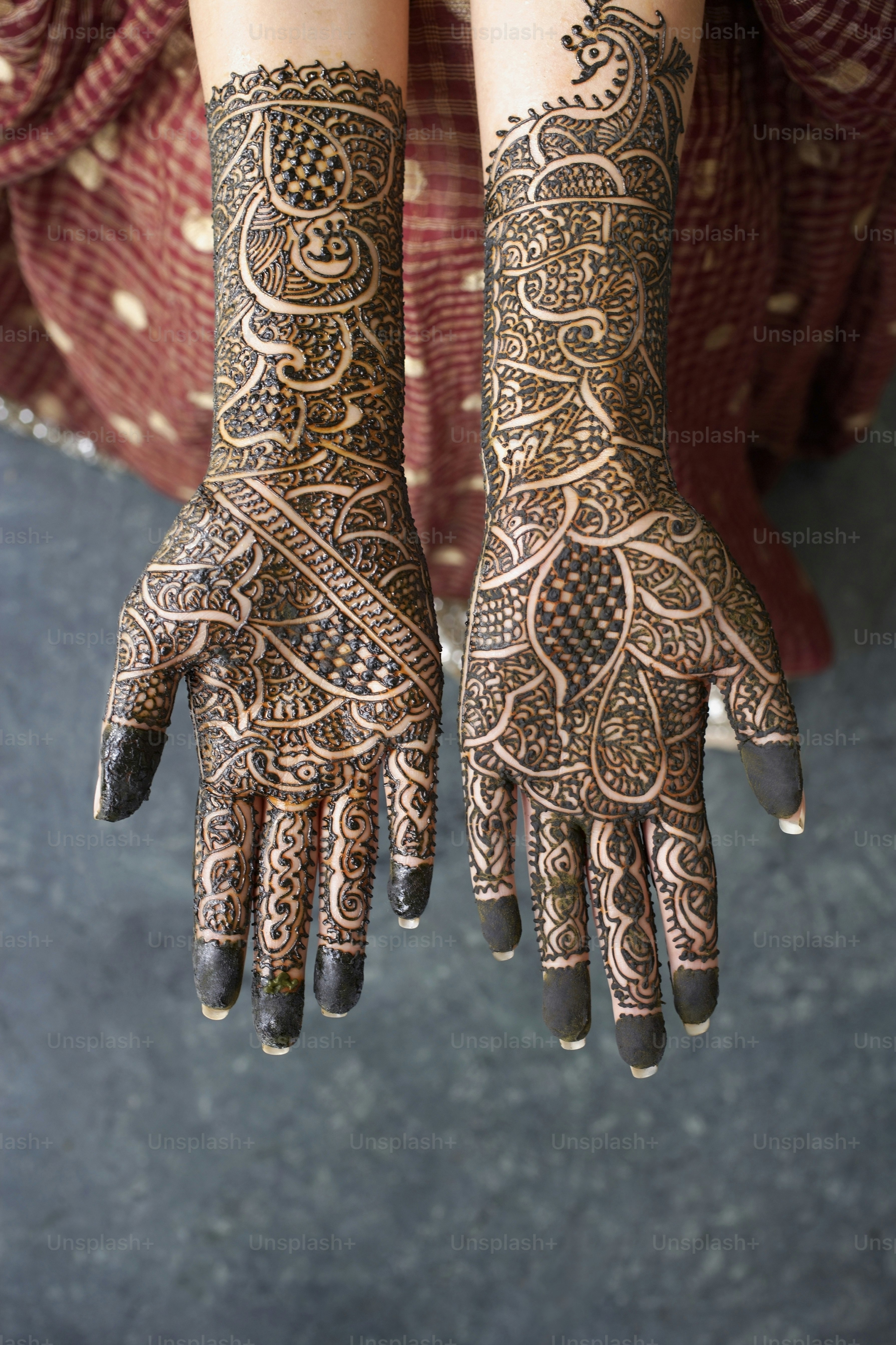 Two Hands With Henna Tattoos On Them - Download Classic Abstract Pattern | 4K
