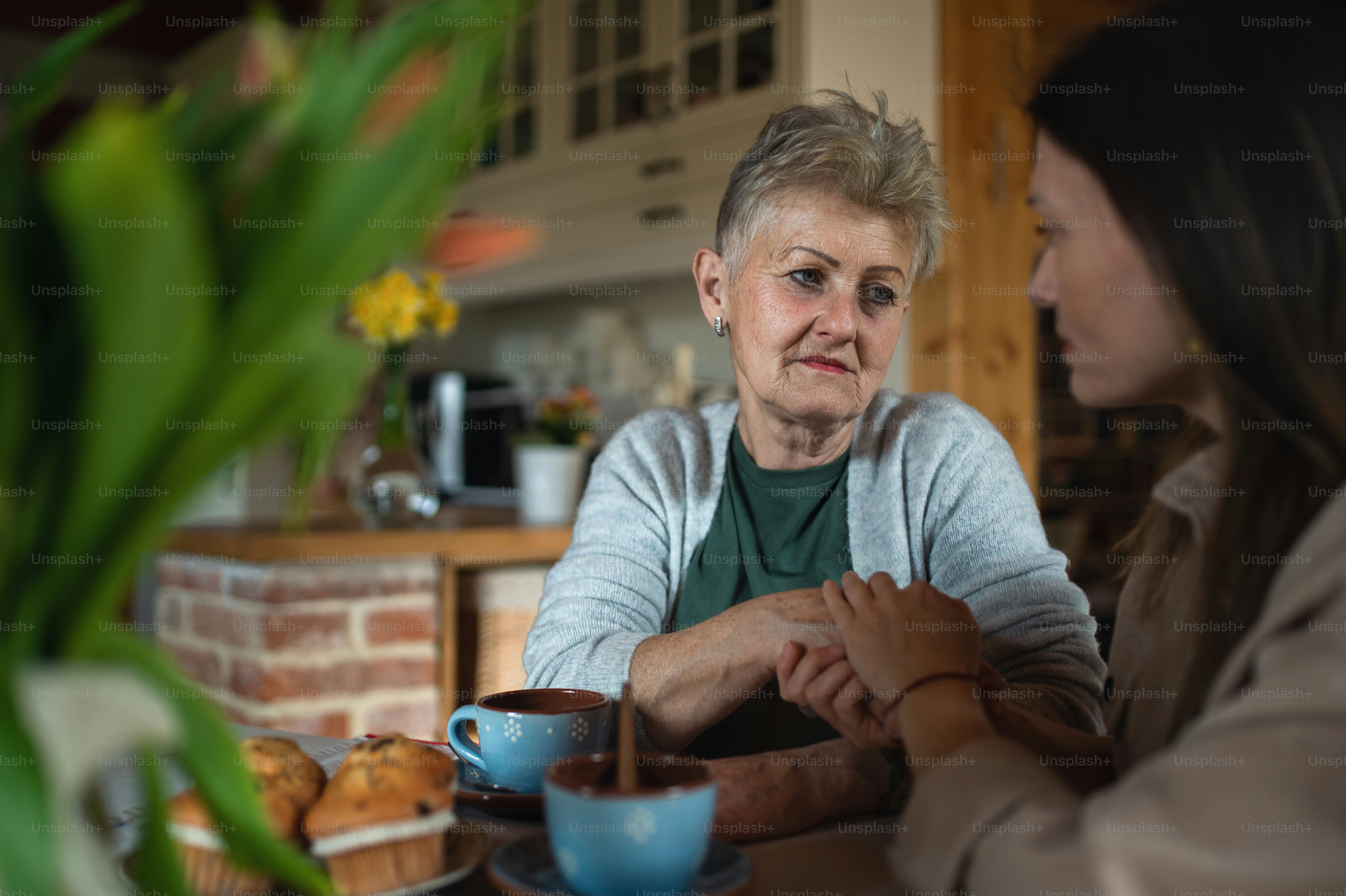 Una Madre Anciana Feliz Tomando El T Con Una Hija Adulta En El - Ocean Patterns - Perfect 4K Collection