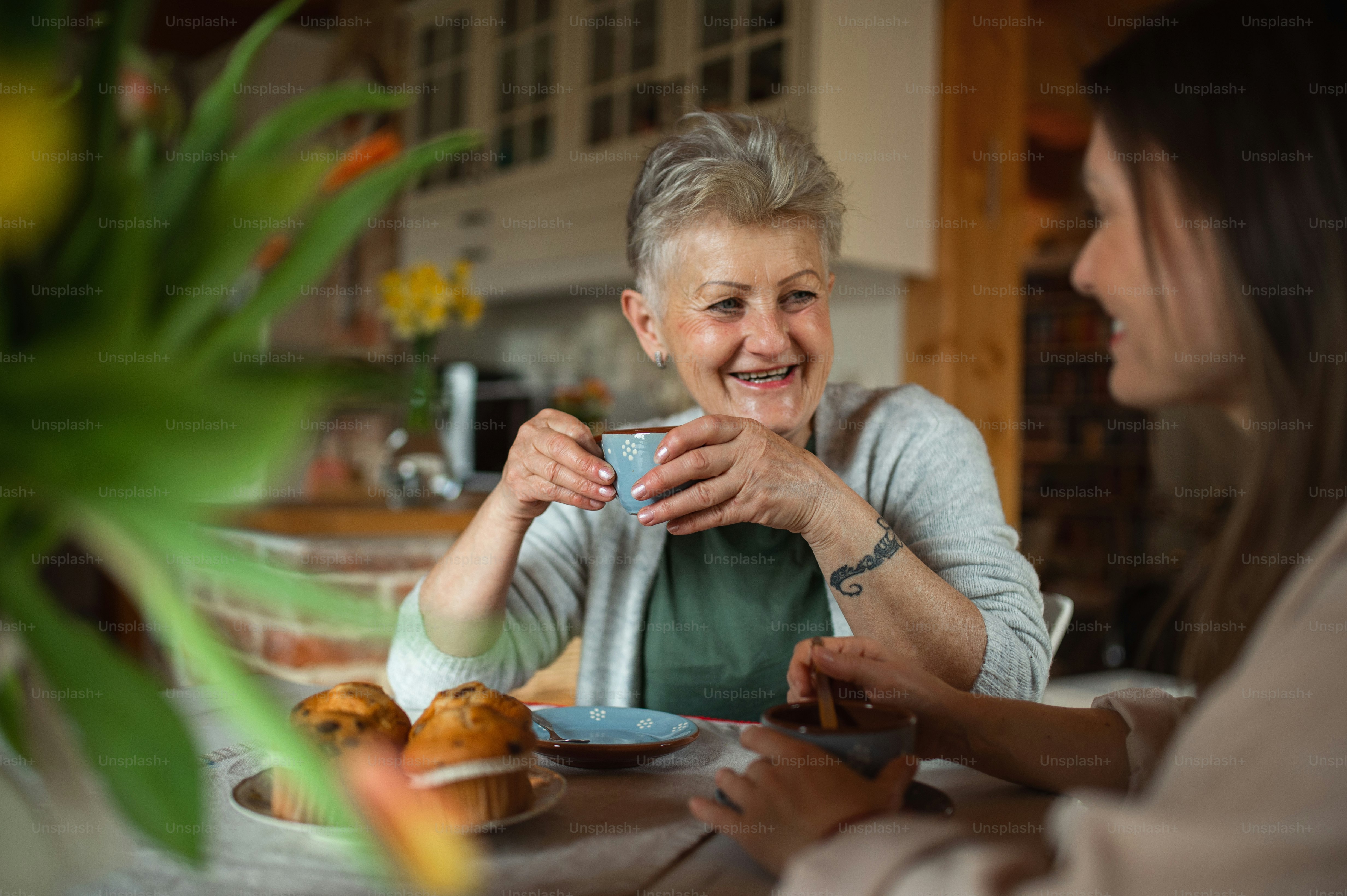 Retrato De Una Feliz Anciana Madre E Hija En La Cocina Beben T Y - Ultra HD HD Light Backgrounds | Free Download