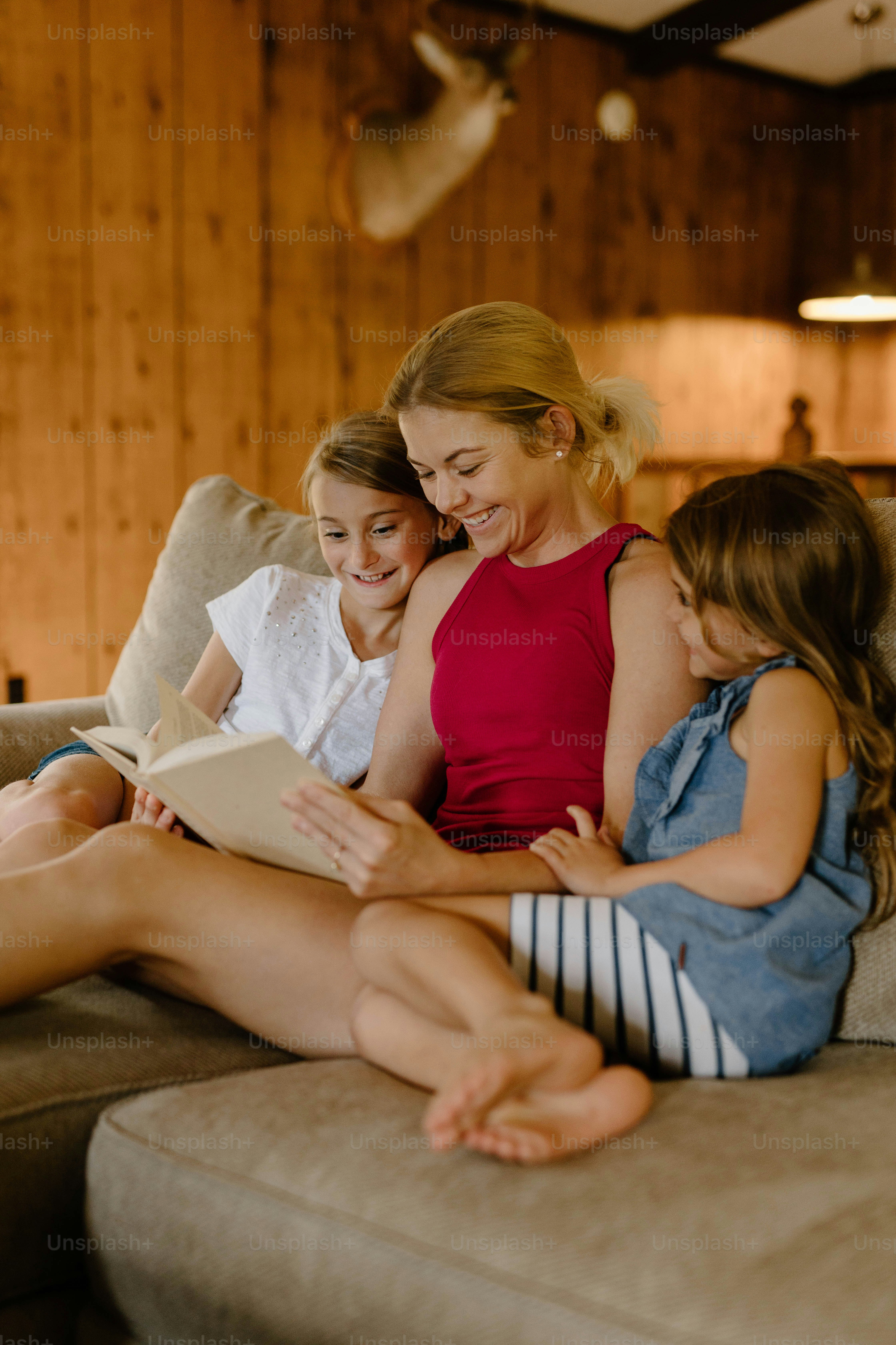 Una Mujer Joven Con Dos Hijos Leyendo Un Libro Y Jugando En El Suelo - Download Ultra HD Geometric Wallpaper | Ultra HD