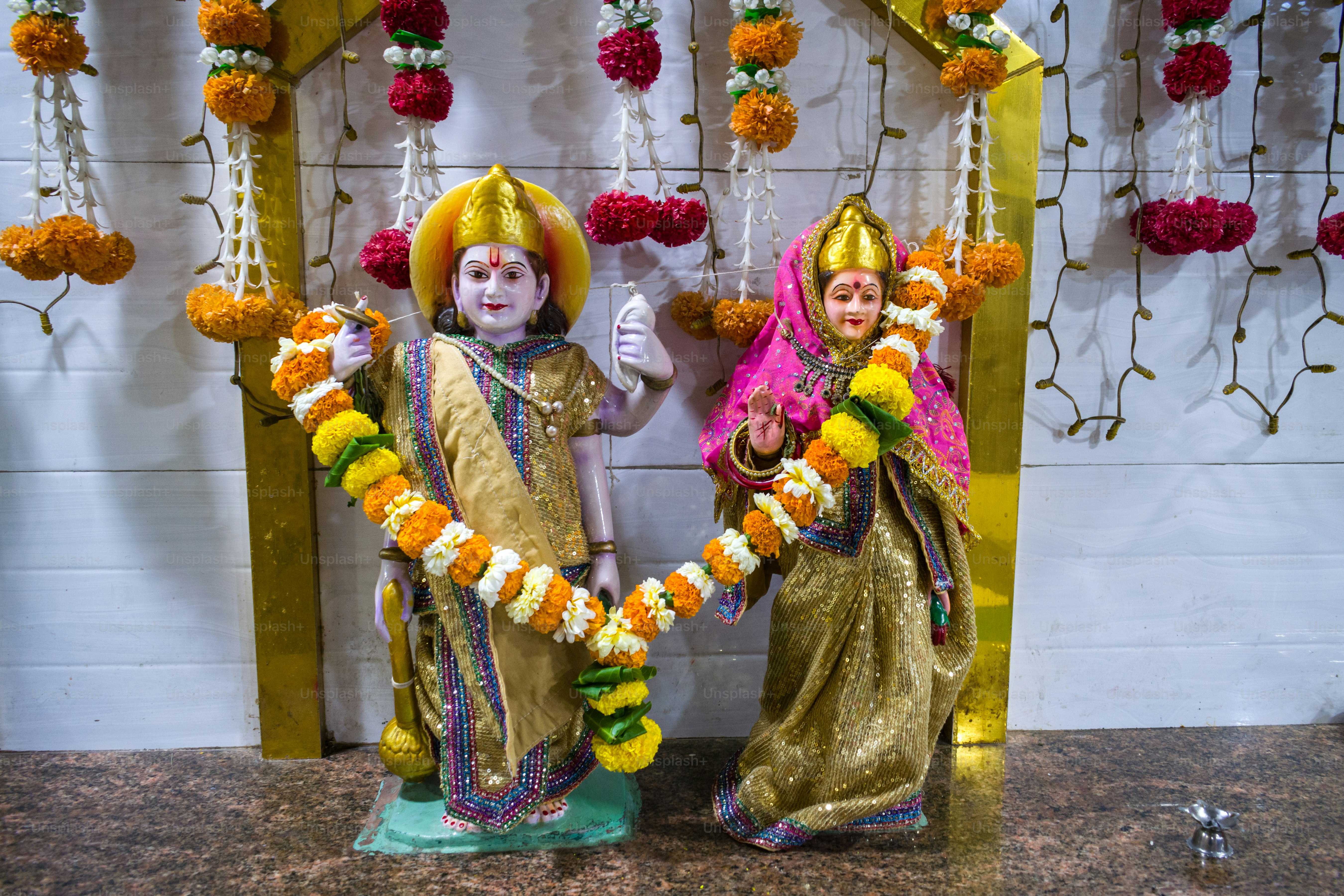 Two Statues Are Standing Next To Each Other - Gradient Wallpaper Collection - High Resolution Quality