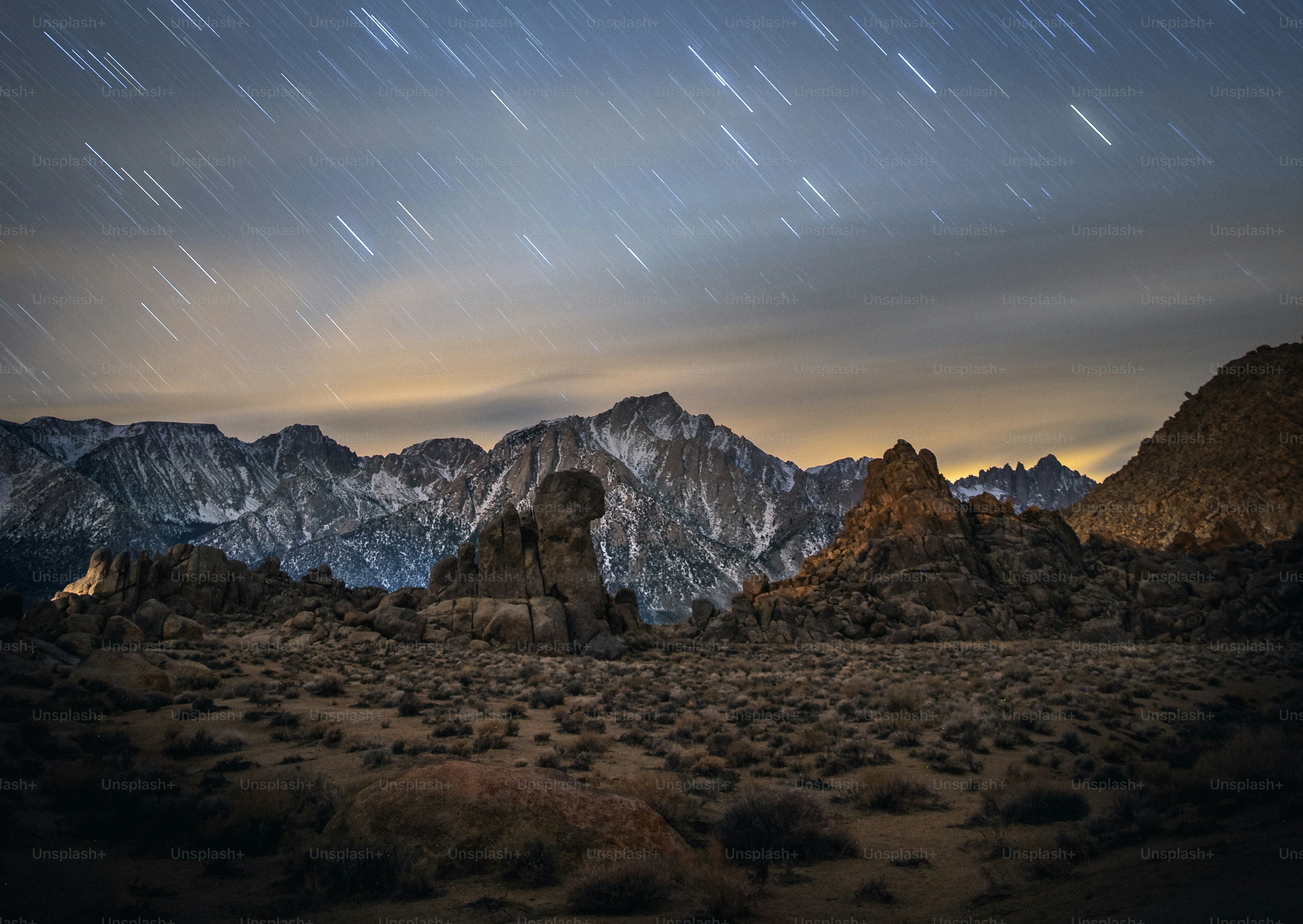 空に星が咲く山脈の写真