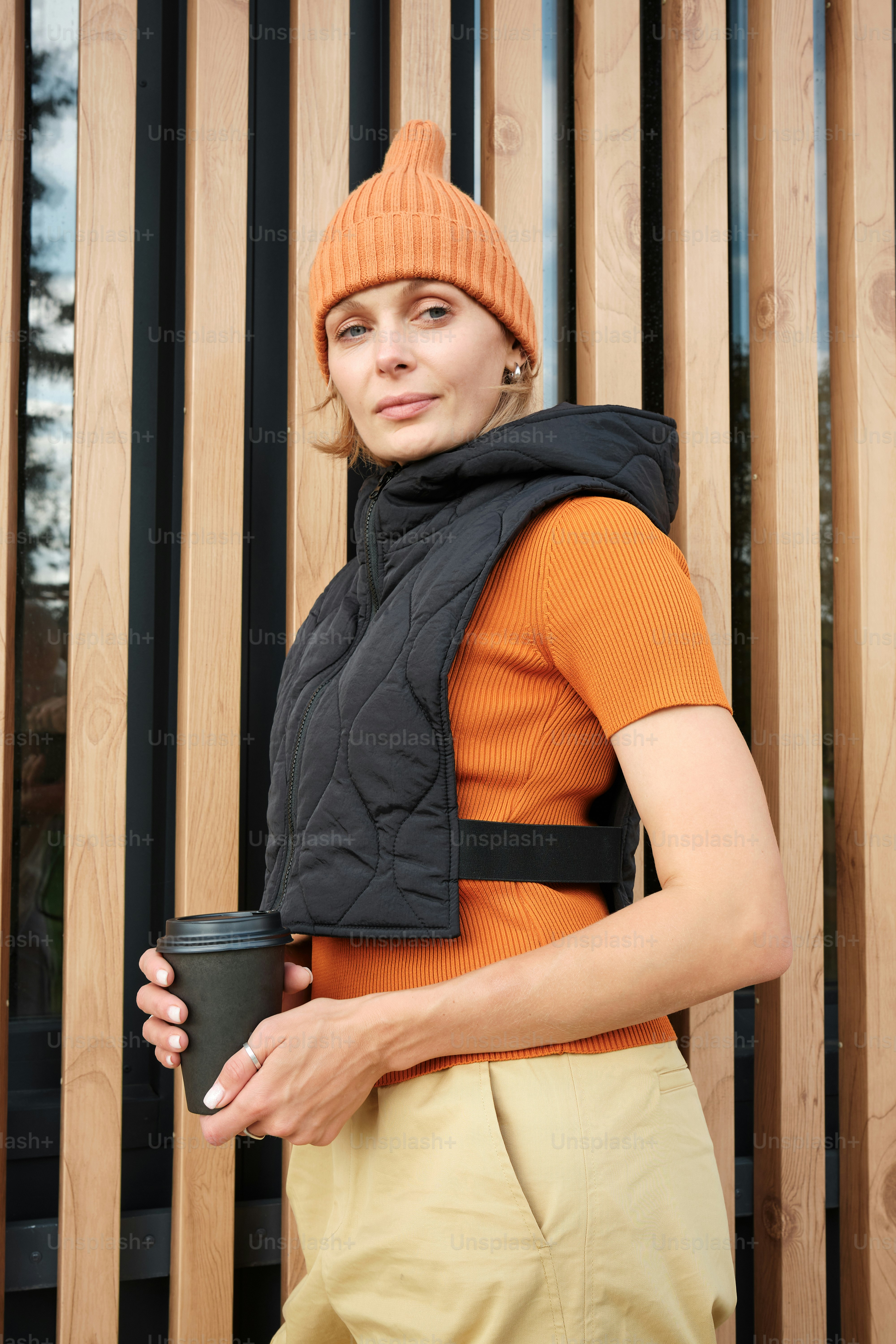 Mujer Sosteniendo Una Taza En Las Manos Tomar Caf Foto De Archivo - Perfect Retina Geometric Images | Free Download