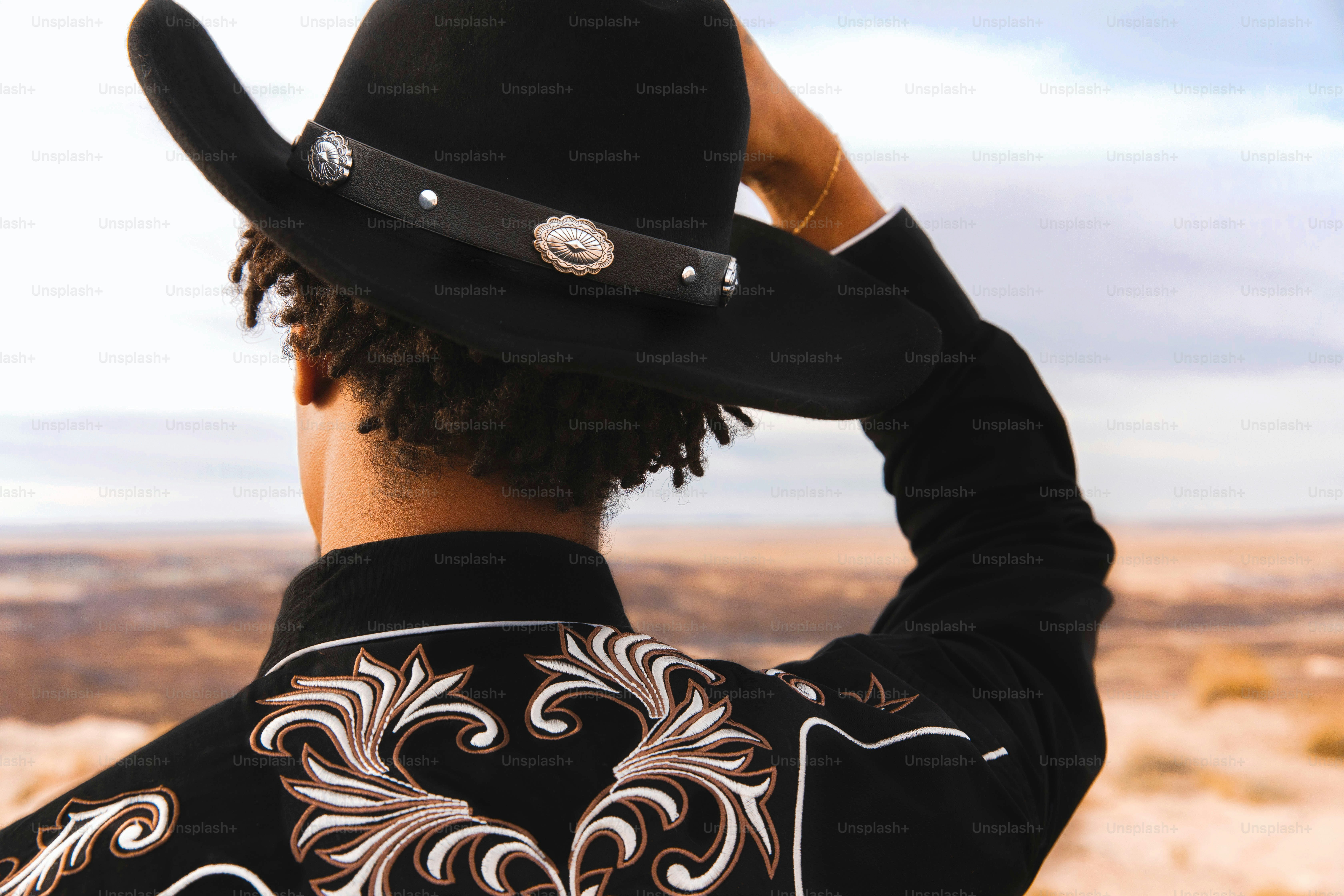 Una Chica Con Un Sombrero De Vaquero Est Saludando A Una Granja De - Premium Dark Picture Gallery - Desktop