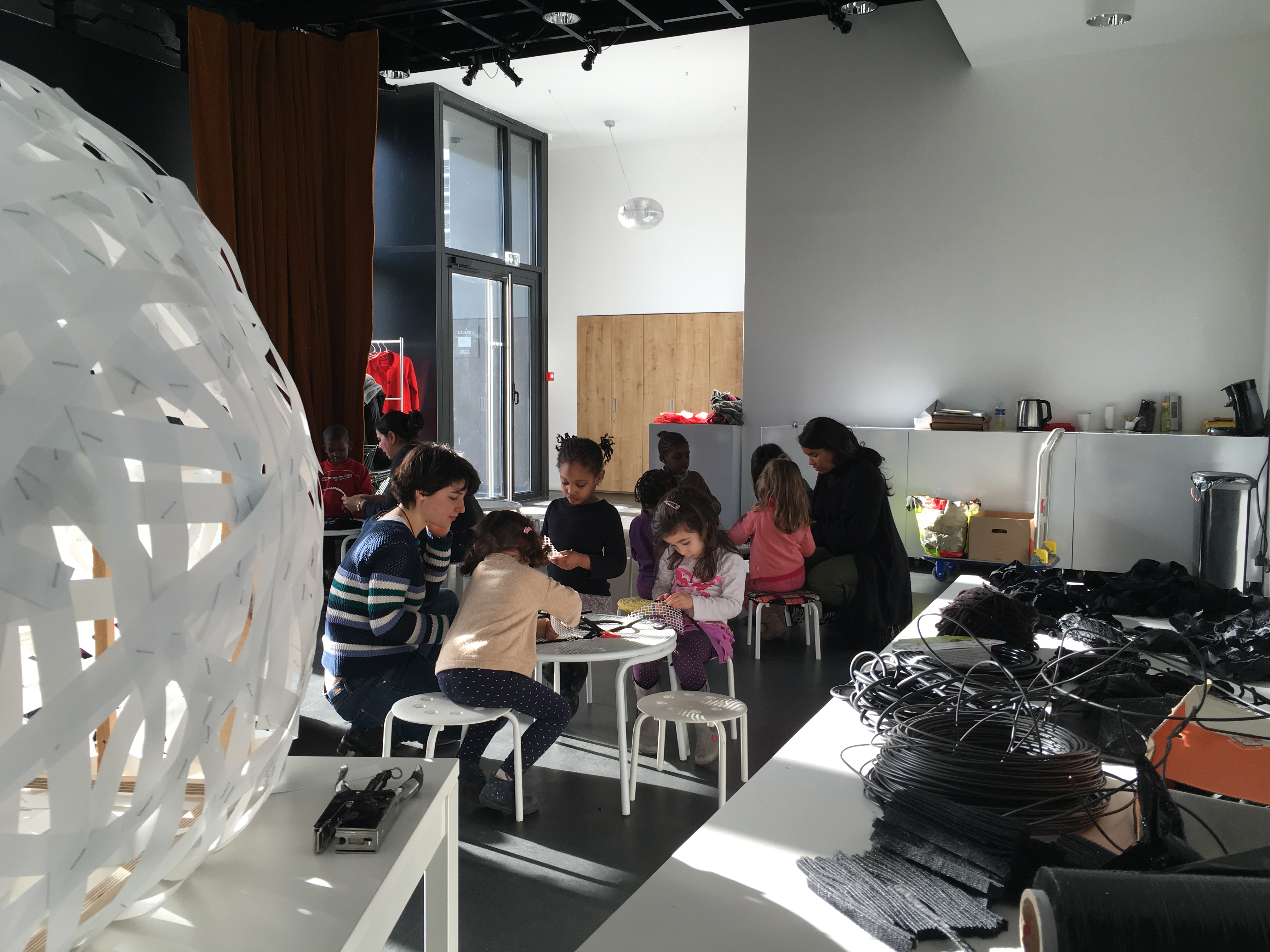 fabrication des piquants du hérisson par un centre de loisirs maternelle