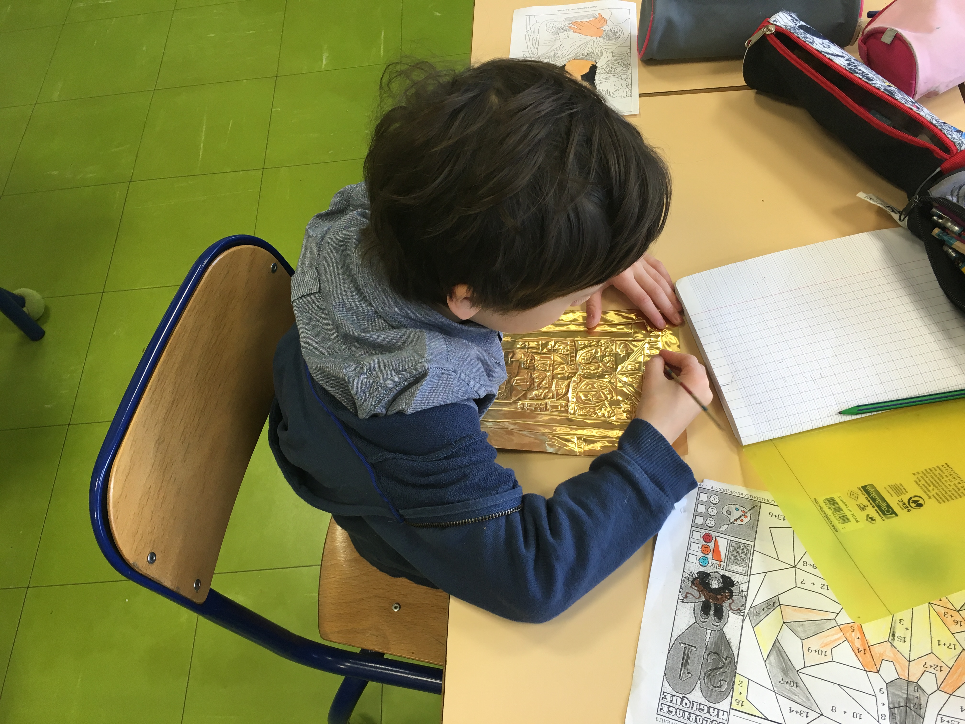 la "peau" de la licorne en métal à repousser, travaillée par une classe de CP