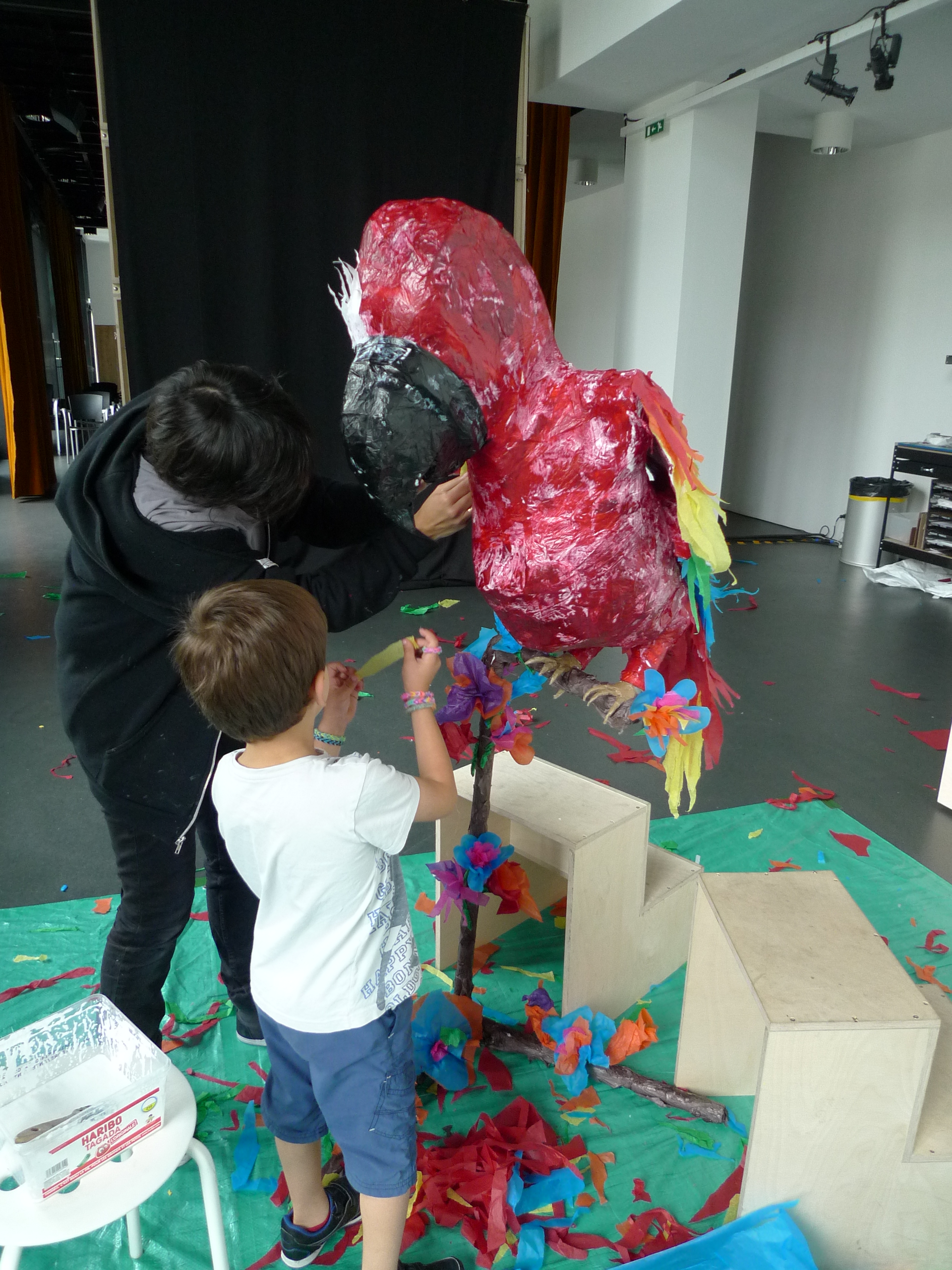 un perroquet avec un centre de loisirs maternelles