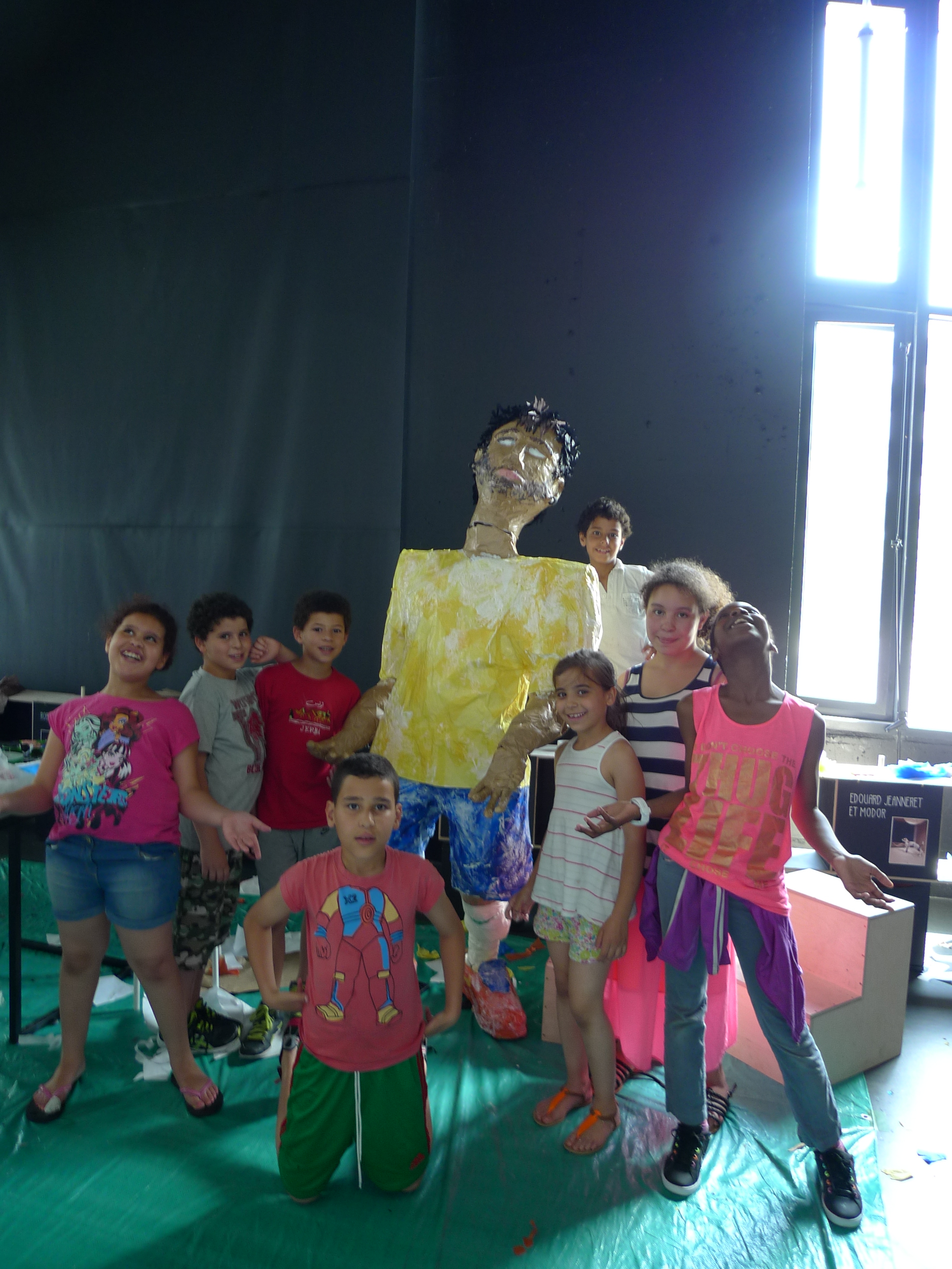 un joueur de foot avec un centre de loisirs élémentaires