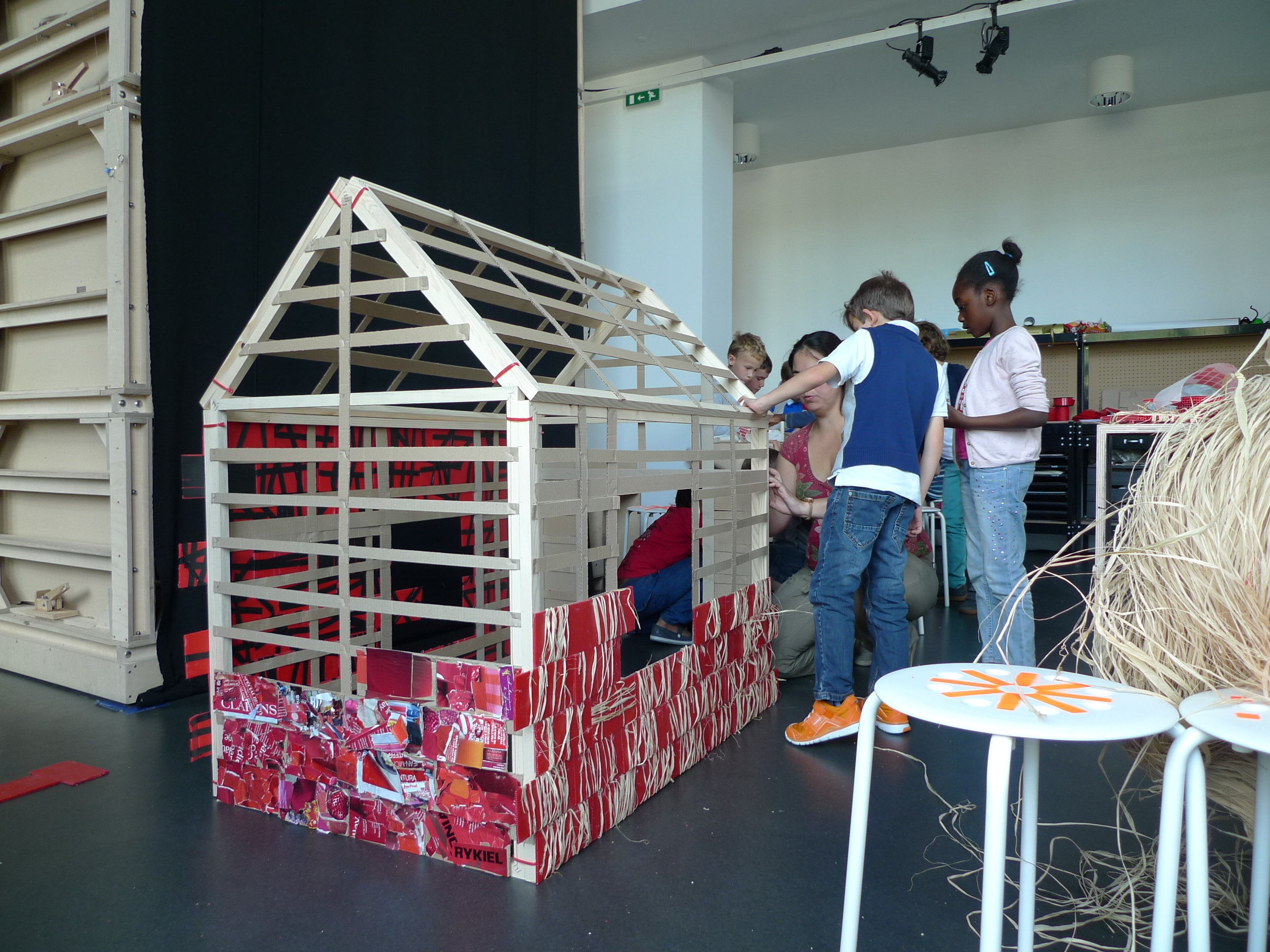 une maison des petits cochons avec une classe de CP