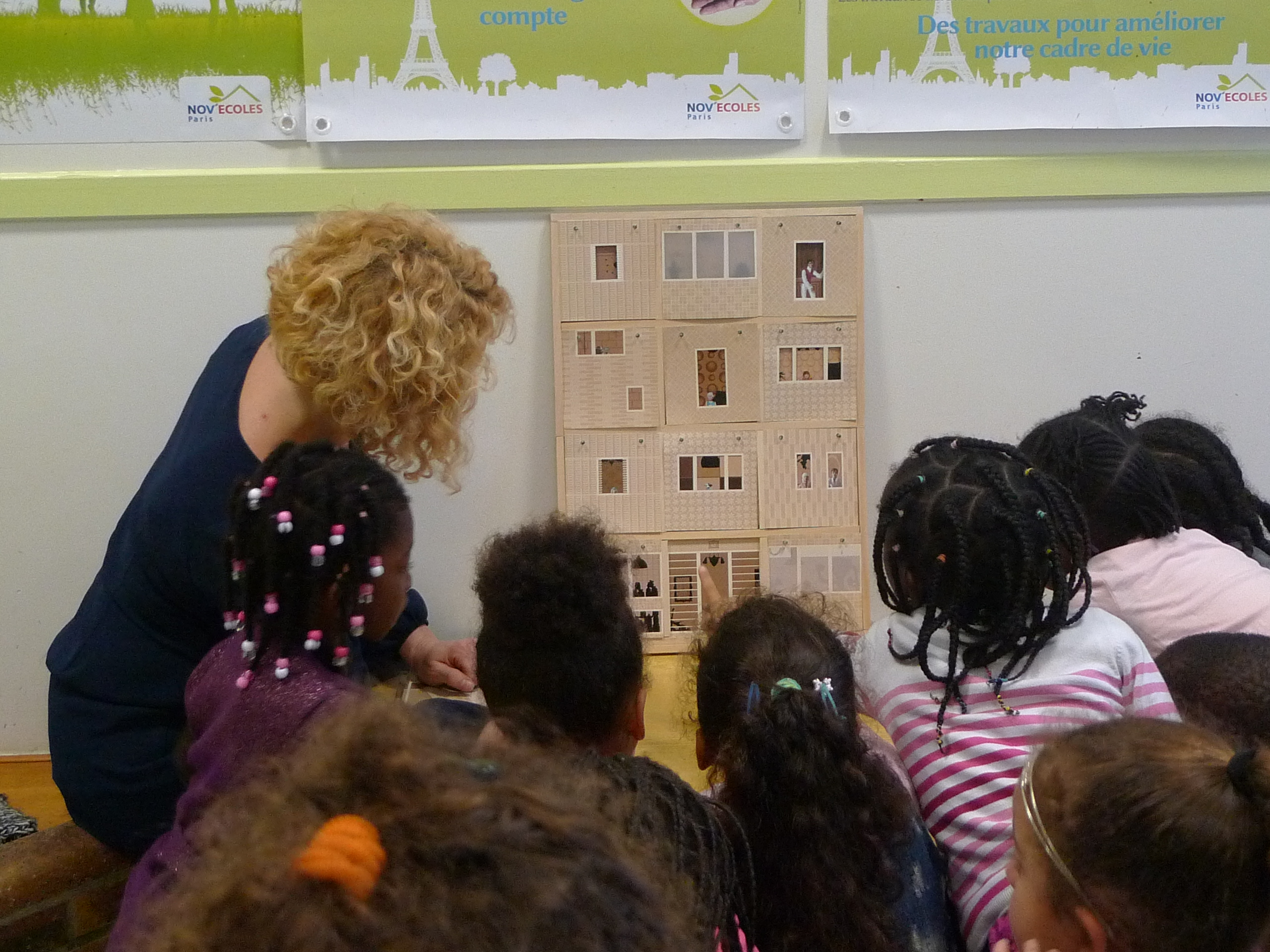 Atelier conté avec le mini-livre dans un centre de loisirs de la Ville de Paris