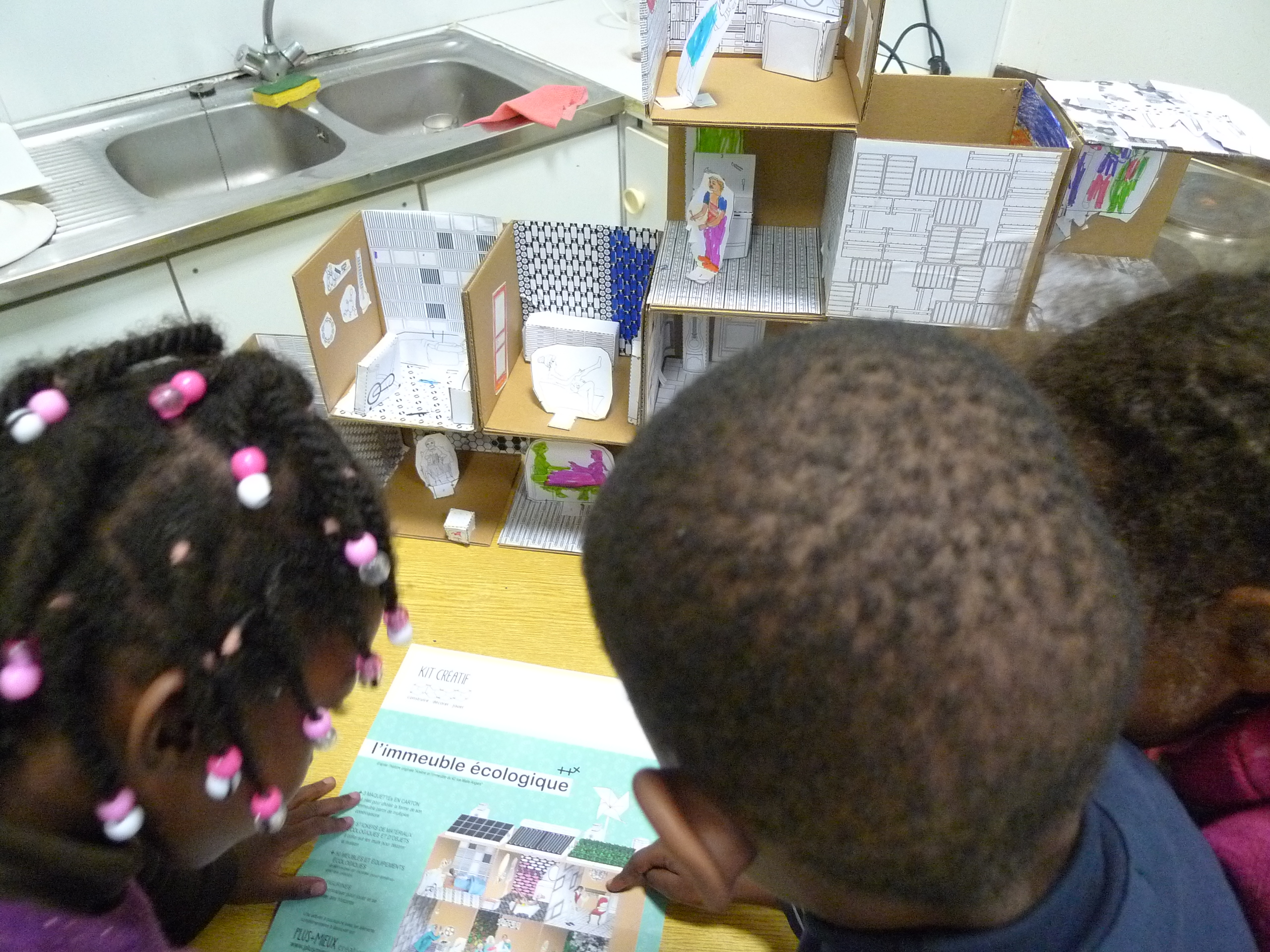 Plusieurs maquettes assemblées pour former un immeuble