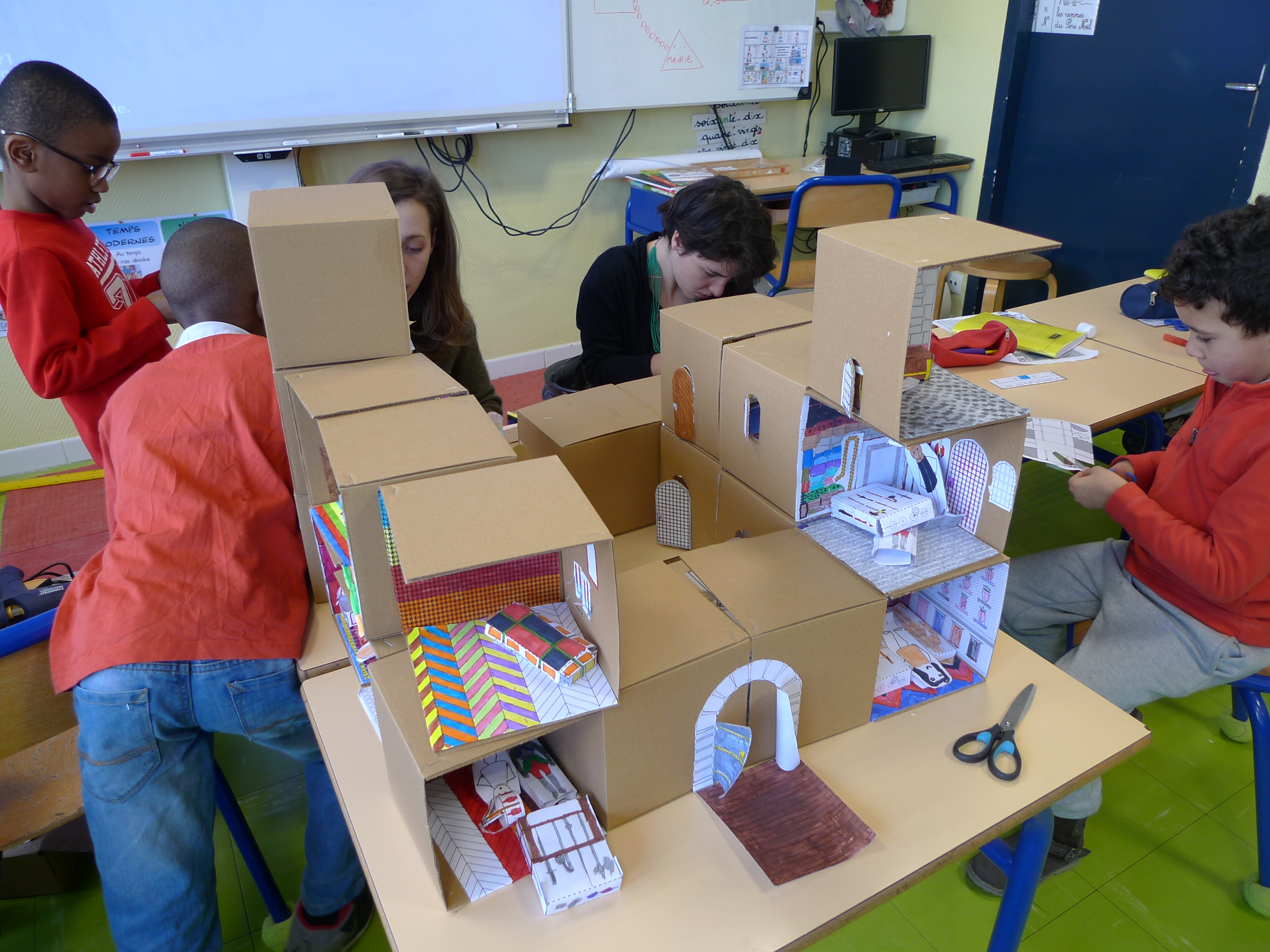 Construction d'un château fort avec une classe de CP de Nanterre