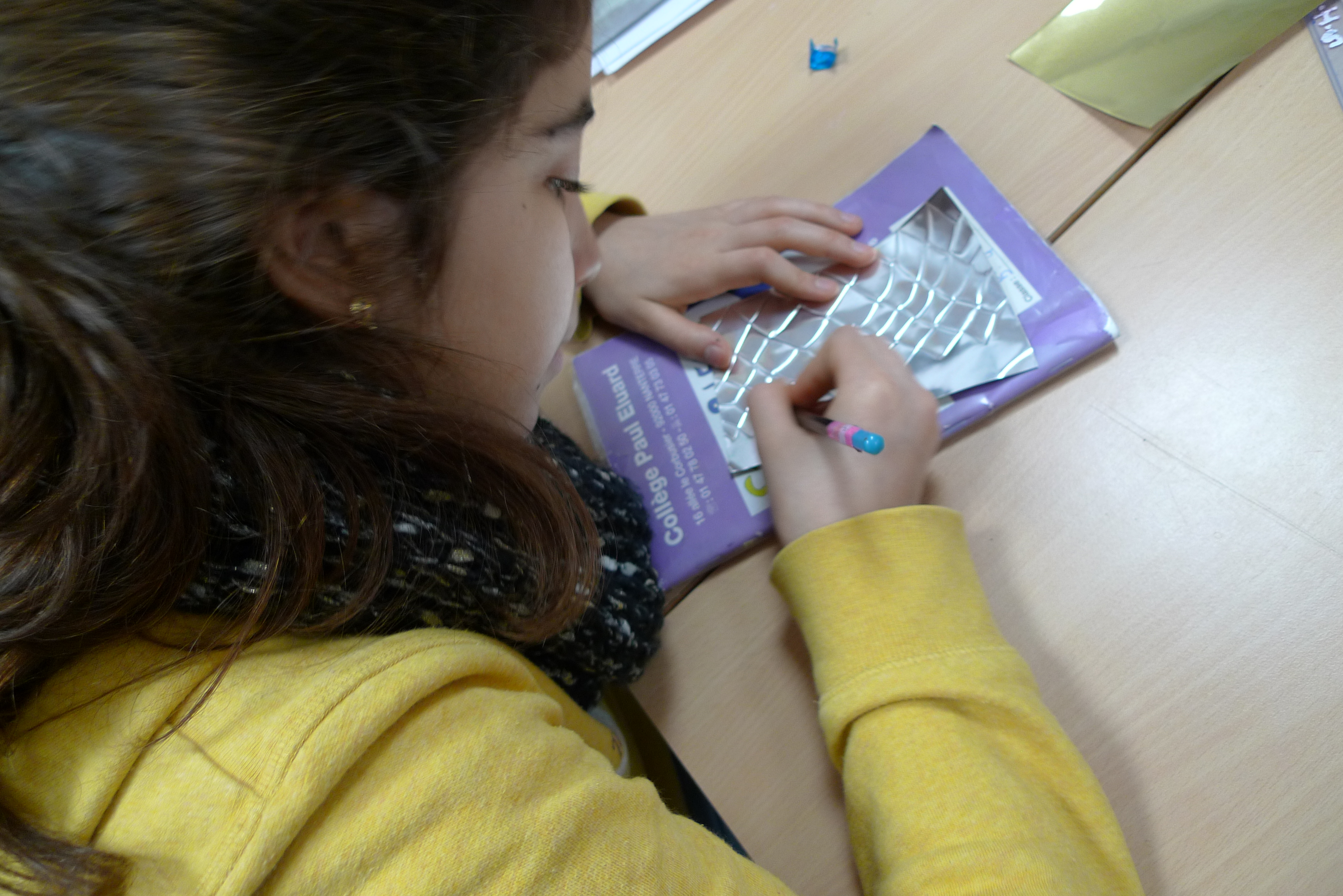 des écailles de serpent en métal à repousser