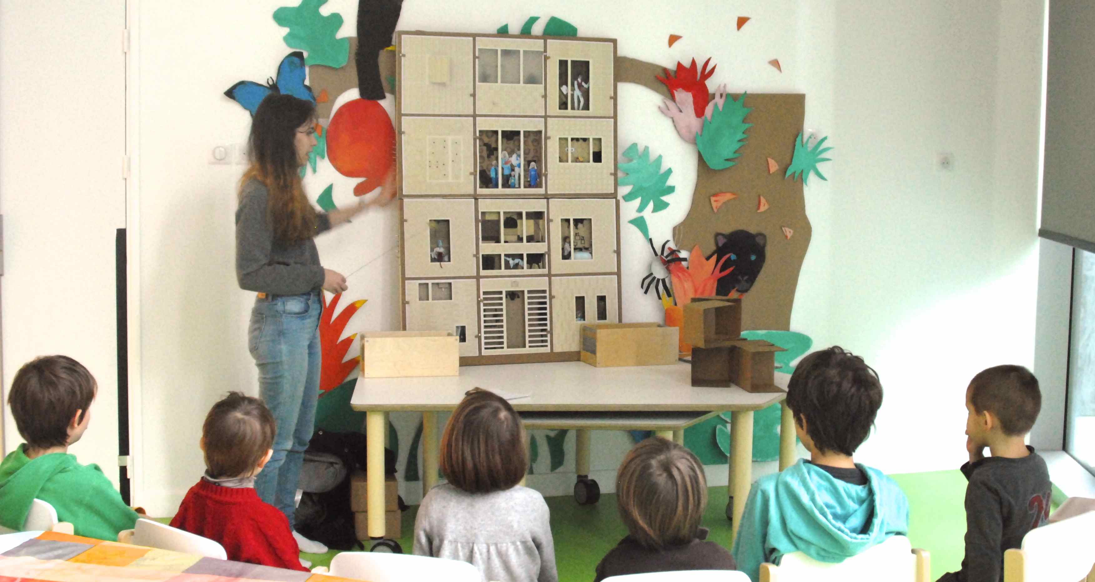 Atelier conté avec le livre géant dans un centre de loisirs de la Ville de Paris
