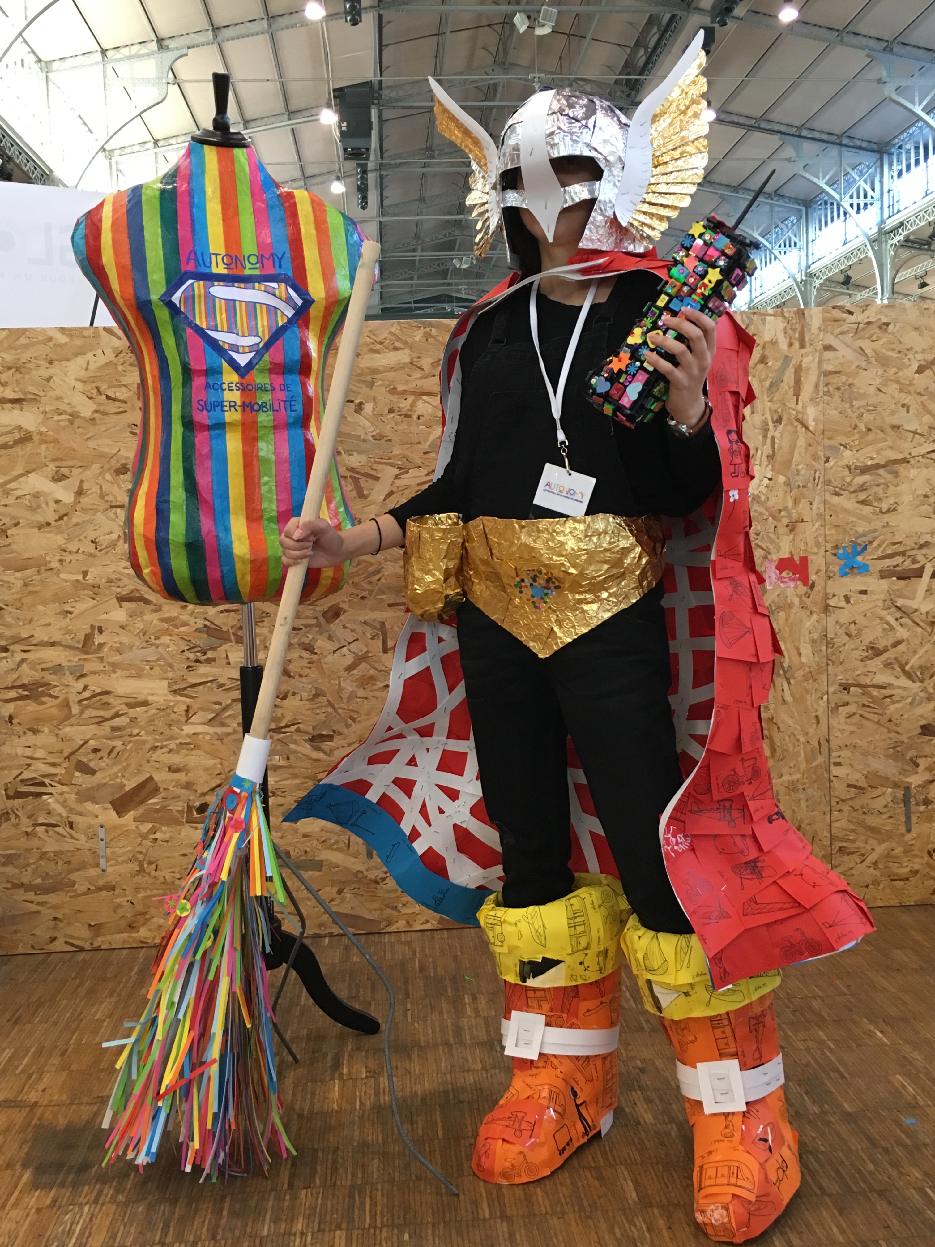 Le super-héros Autonomy et ses accessoires de super-mobilité, customisés en 2 jours d'ateliers