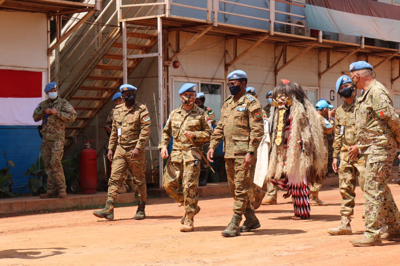 Force Commander dan seluruh kelompok komando militer di Minusca melaksanakan makan siang bersama di Indonesia Engineering Company Camp Satgas Kizi TNI Konga 37G Minusca CAR